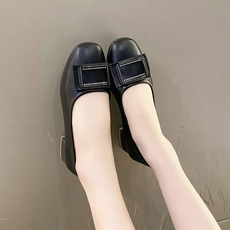 Zapatos de moda con hebilla cuadrada