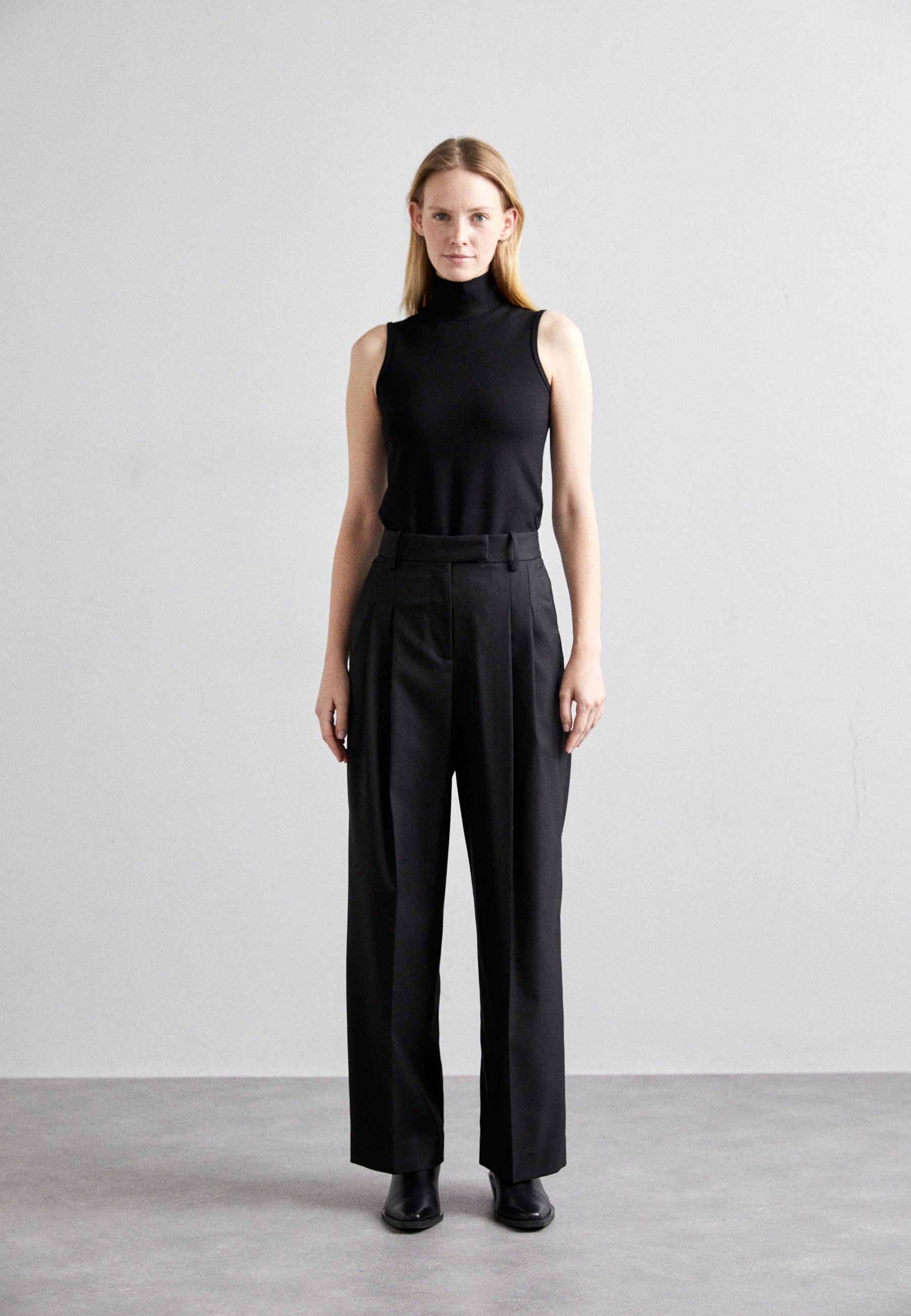 ESSENTIALS CYMBARIA - Trousers