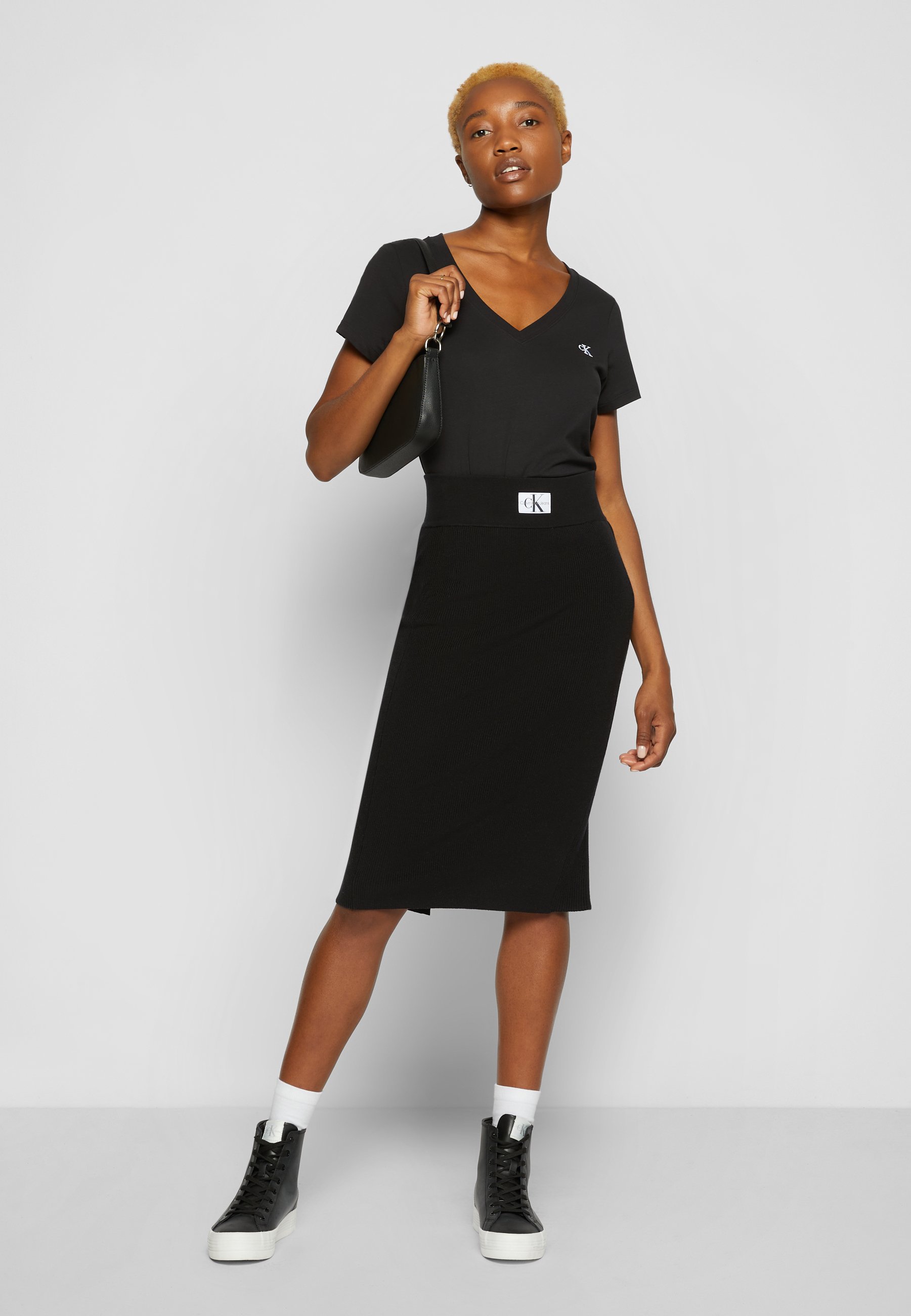 EMBROIDERY V NECK - Basic T-shirt
