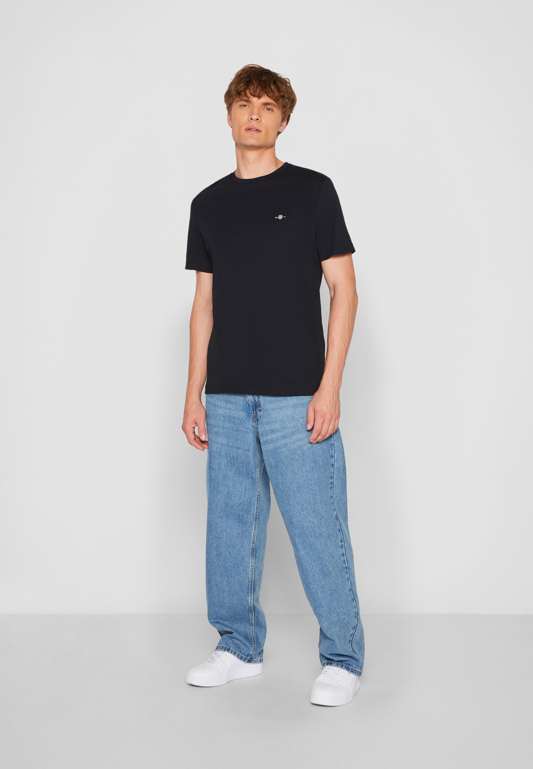 REG SHIELD - Basic T-shirt