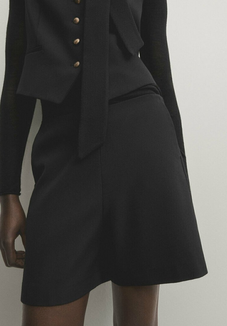 PLAIN BERMUDA - Shorts