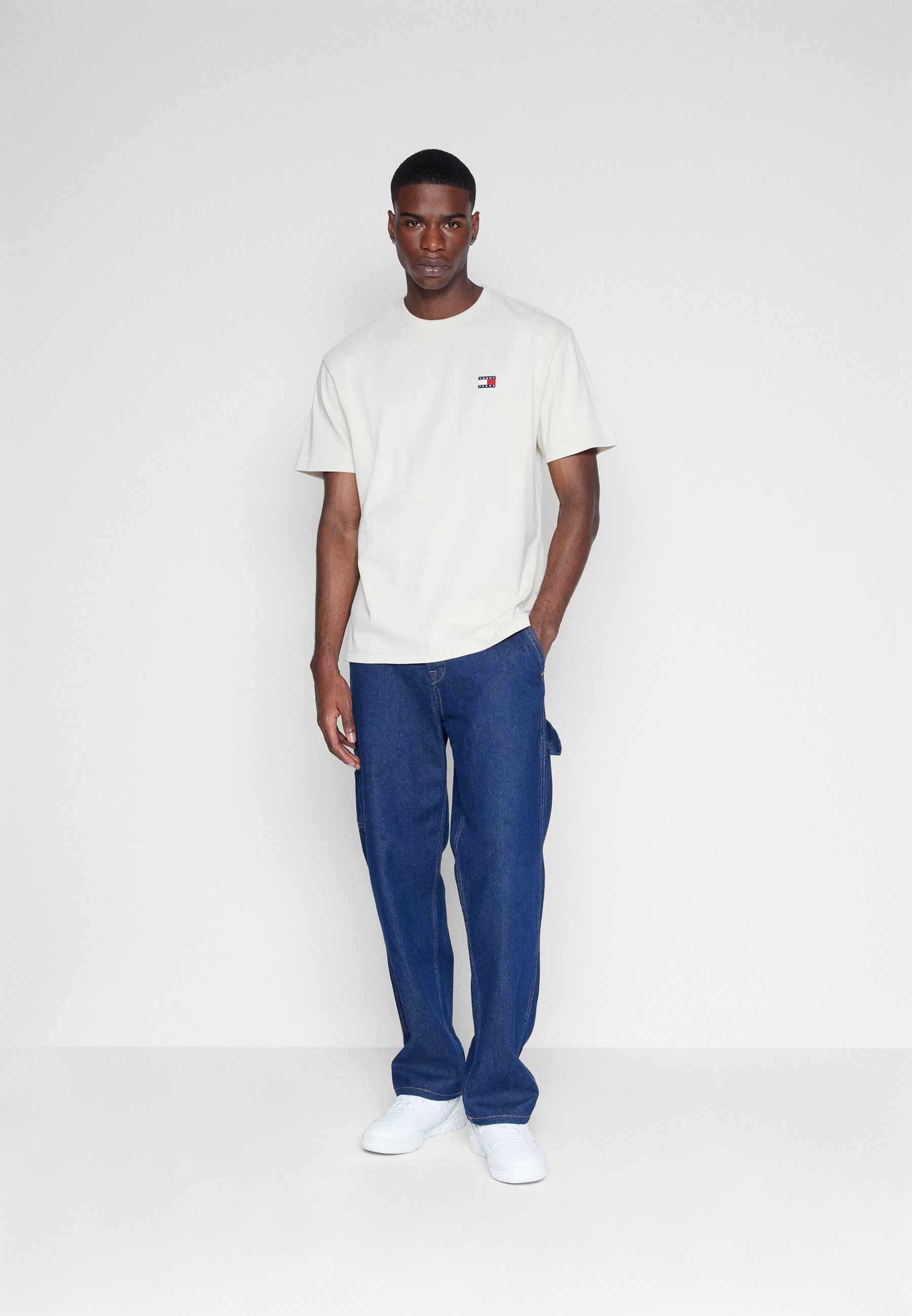 BADGE TEE UNISEX - Basic T-shirt