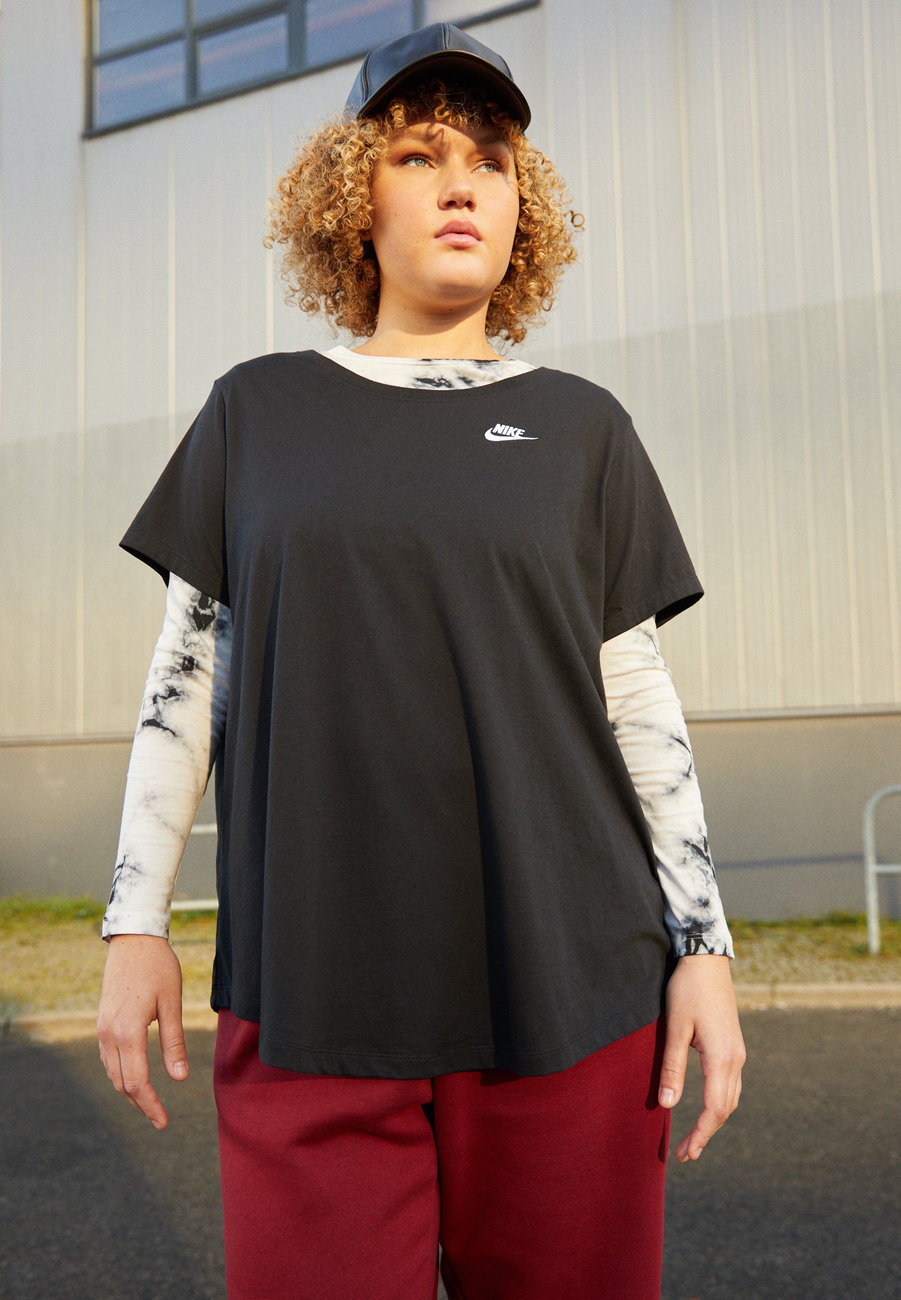 TEE CLUB - Basic T-shirt