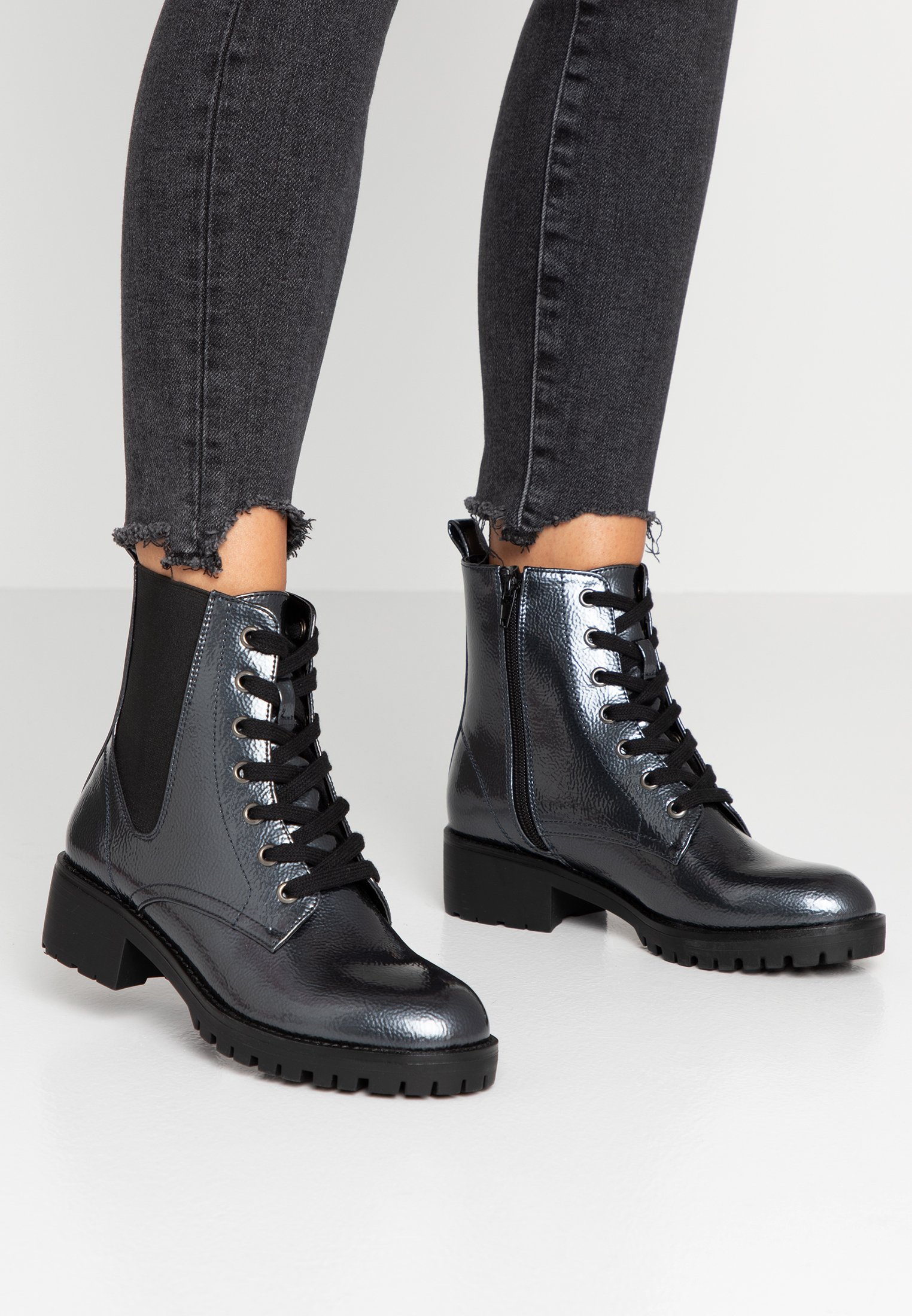COMFORT - Lace-up ankle boots