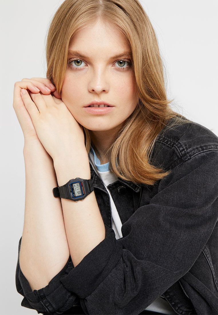 Digital watch