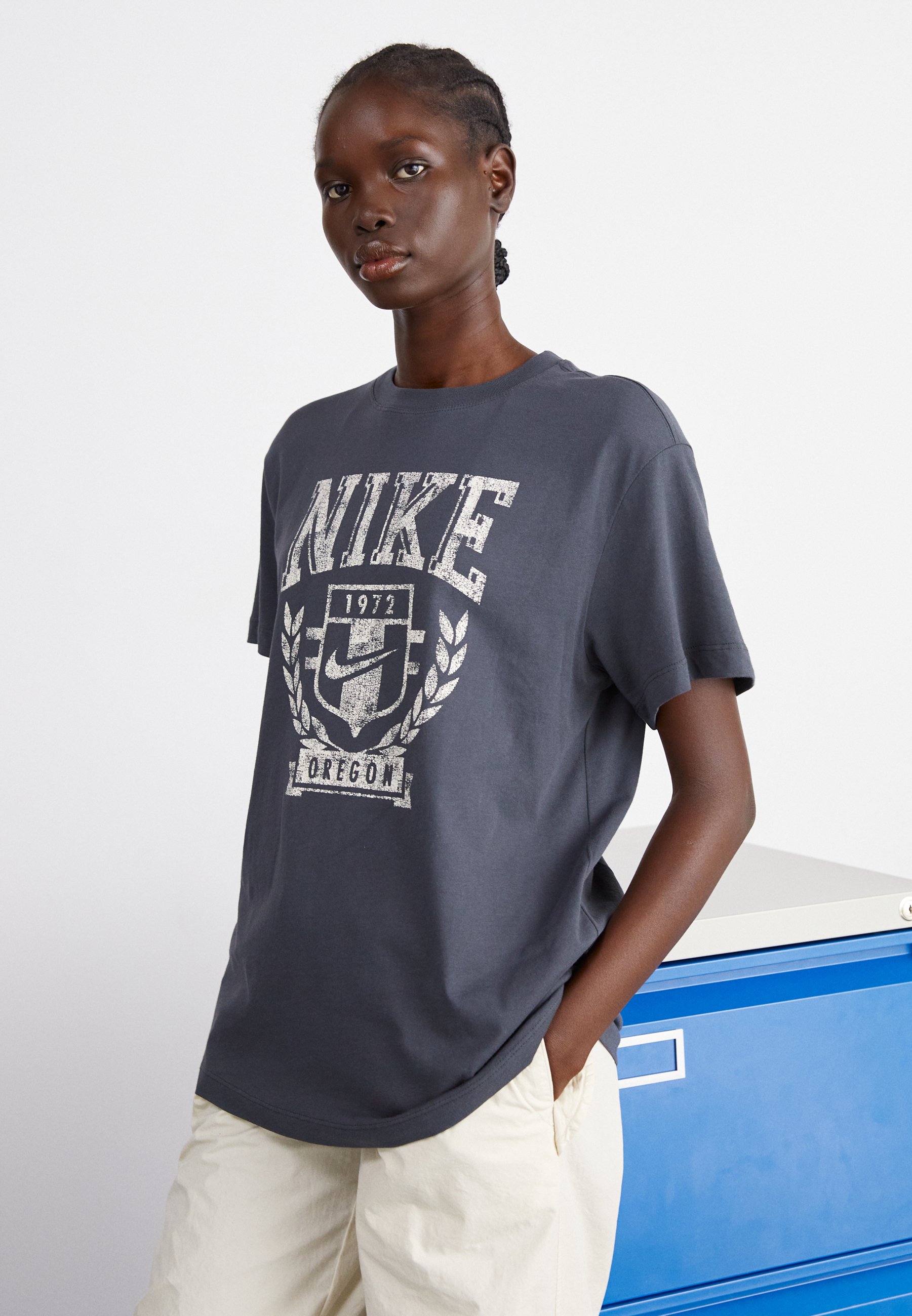 W NSW TEE BF VRSTY - Print T-shirt