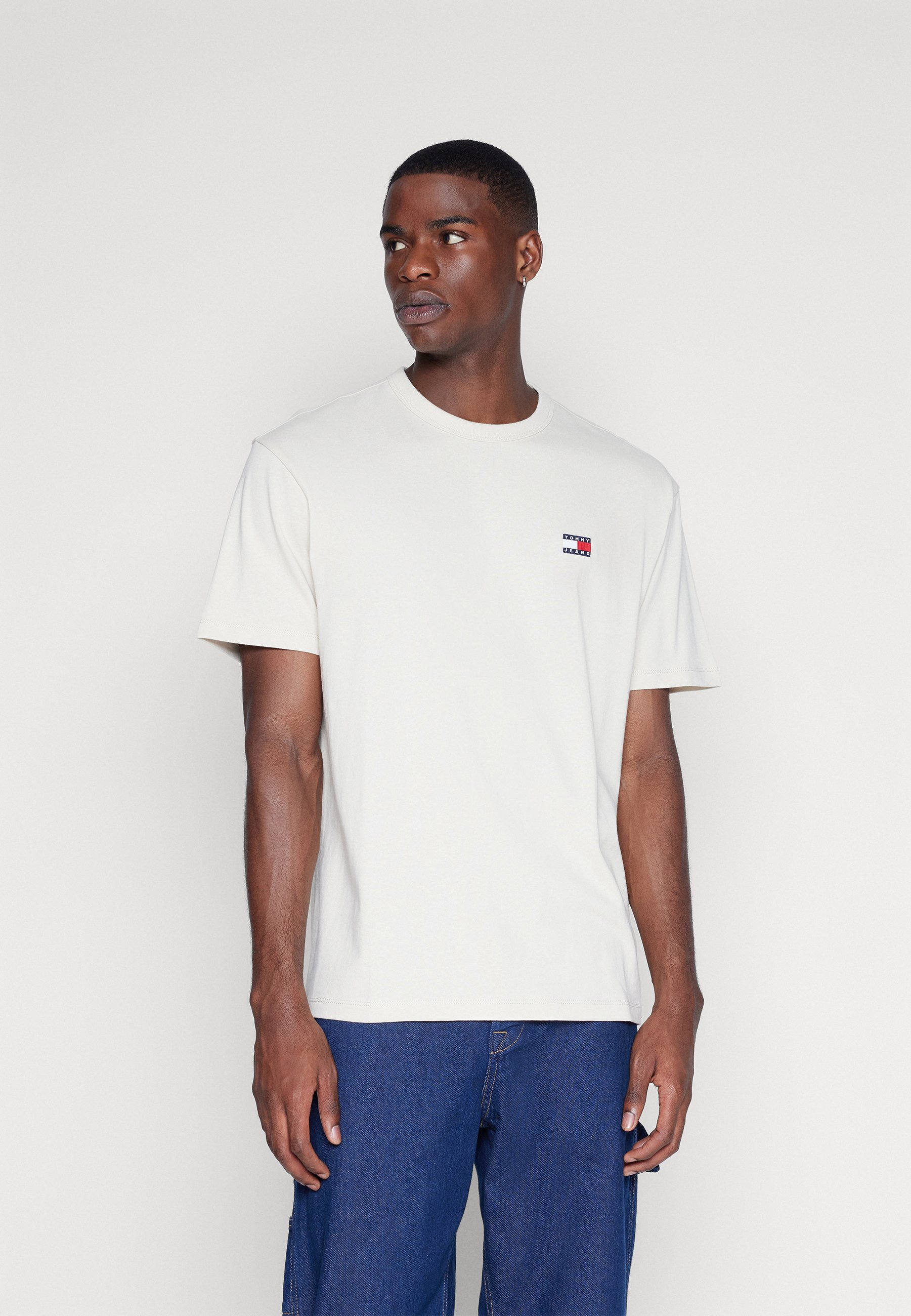 BADGE TEE UNISEX - Basic T-shirt
