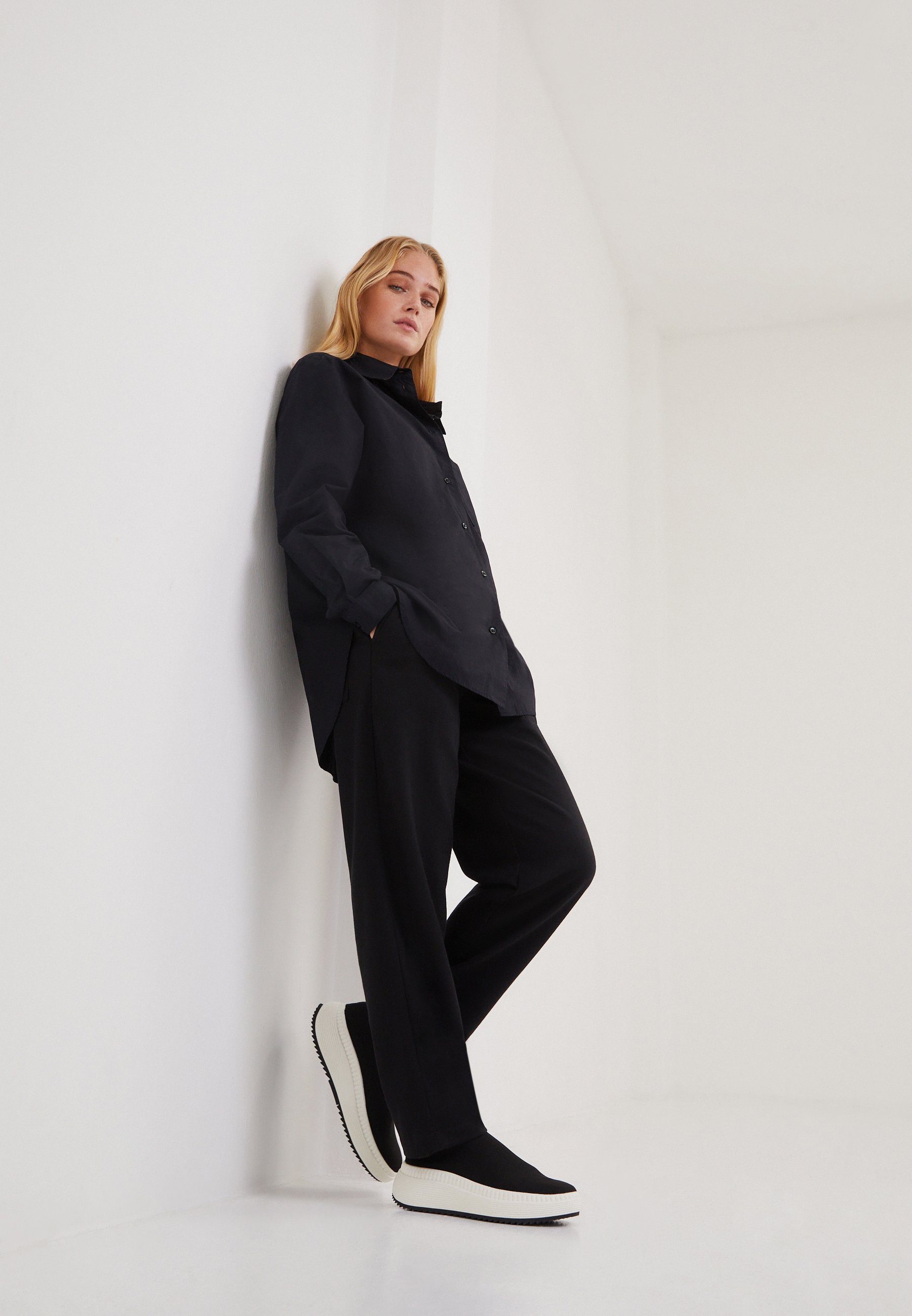 THEA- High-top trainers