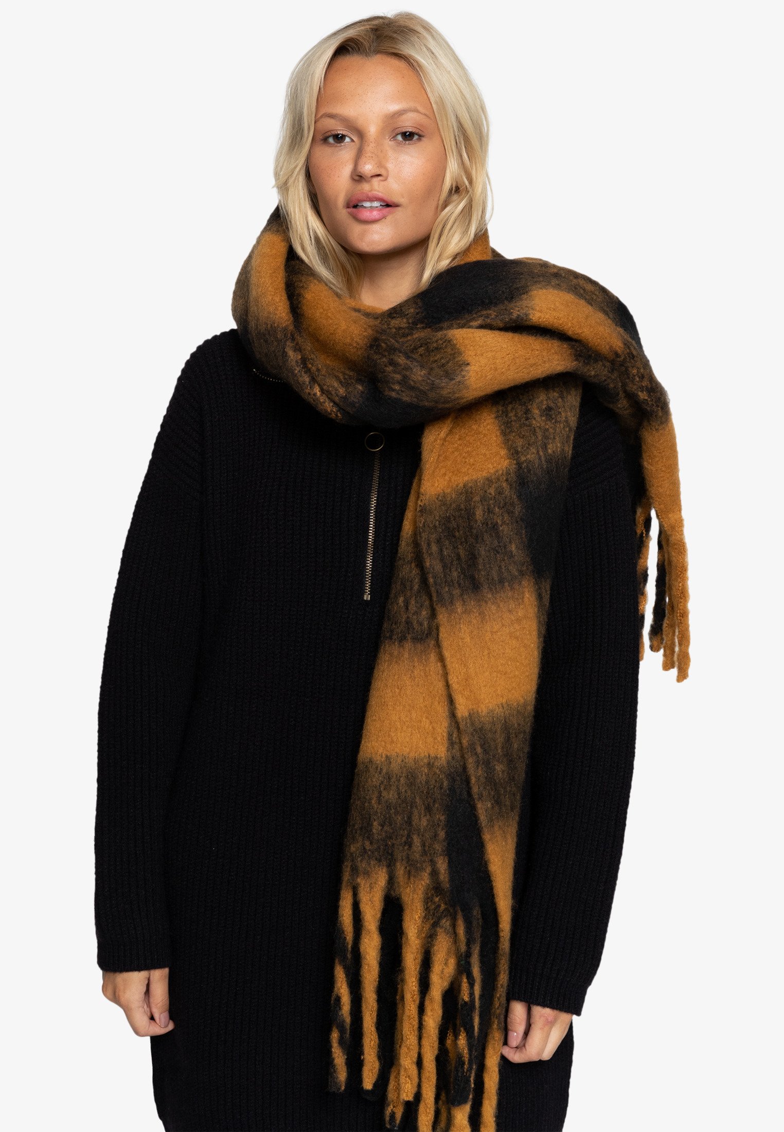 ON THE FRINGES - Scarf