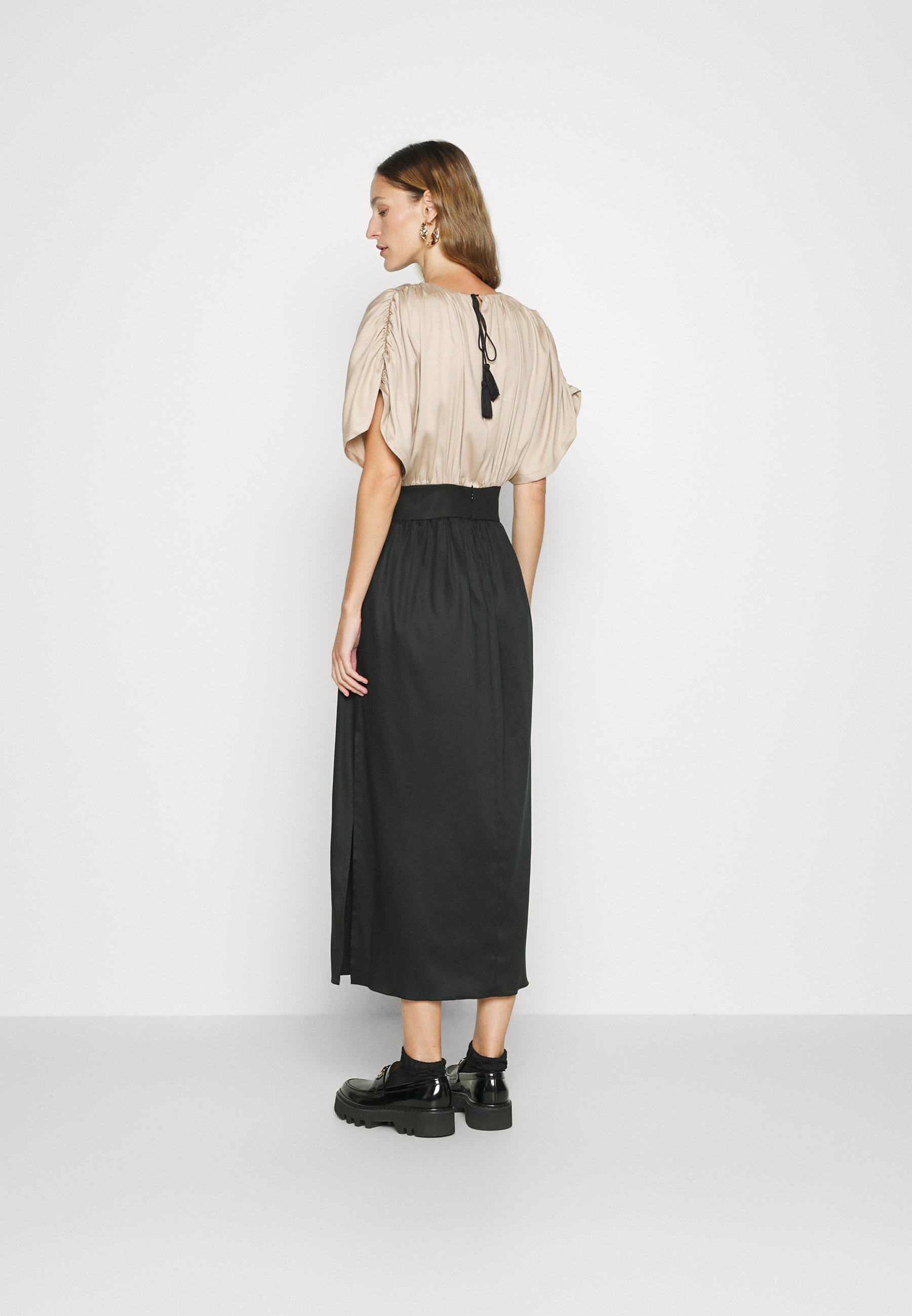 COLOUR BLOCK GATHERED MIDI DRESS WITH TASSEL TIE - Maxi dress