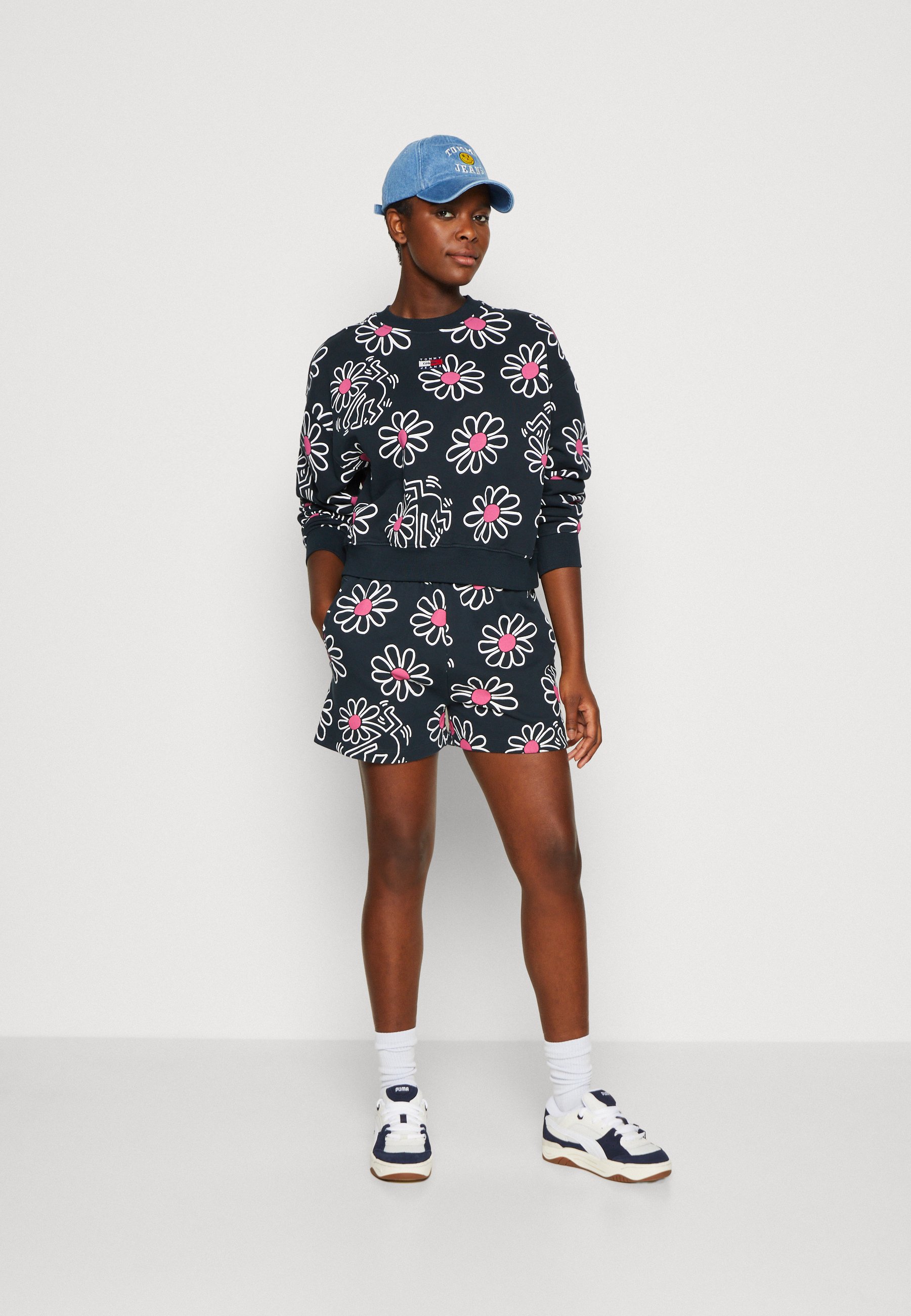 TOMMY JEANS X KEITH HARING DANCING FLOWERS - Shorts