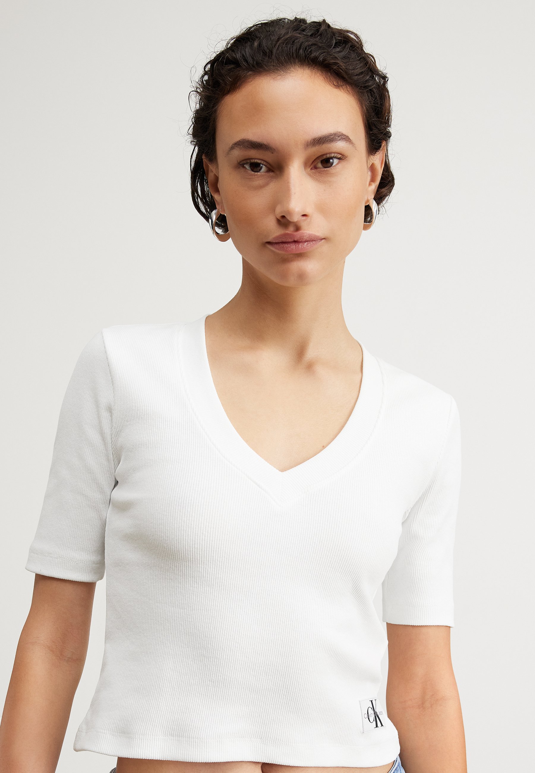 LABEL V-NECK TEE - Basic T-shirt