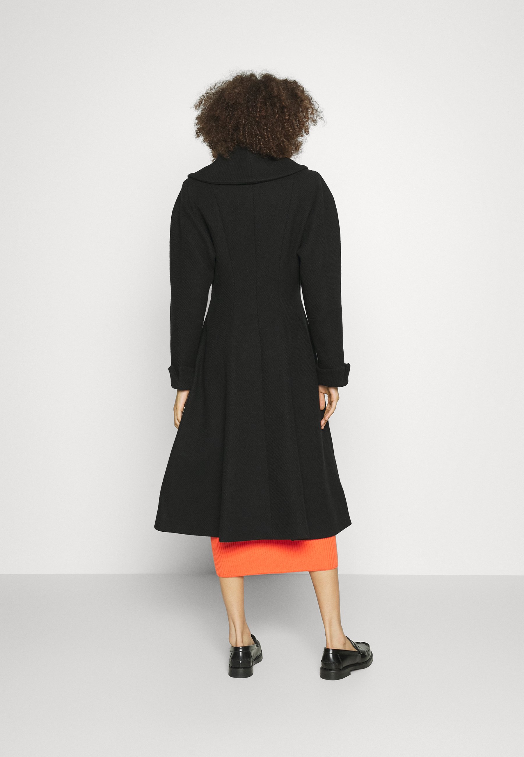 SILHOUETTE OF THE SEASON - Classic coat