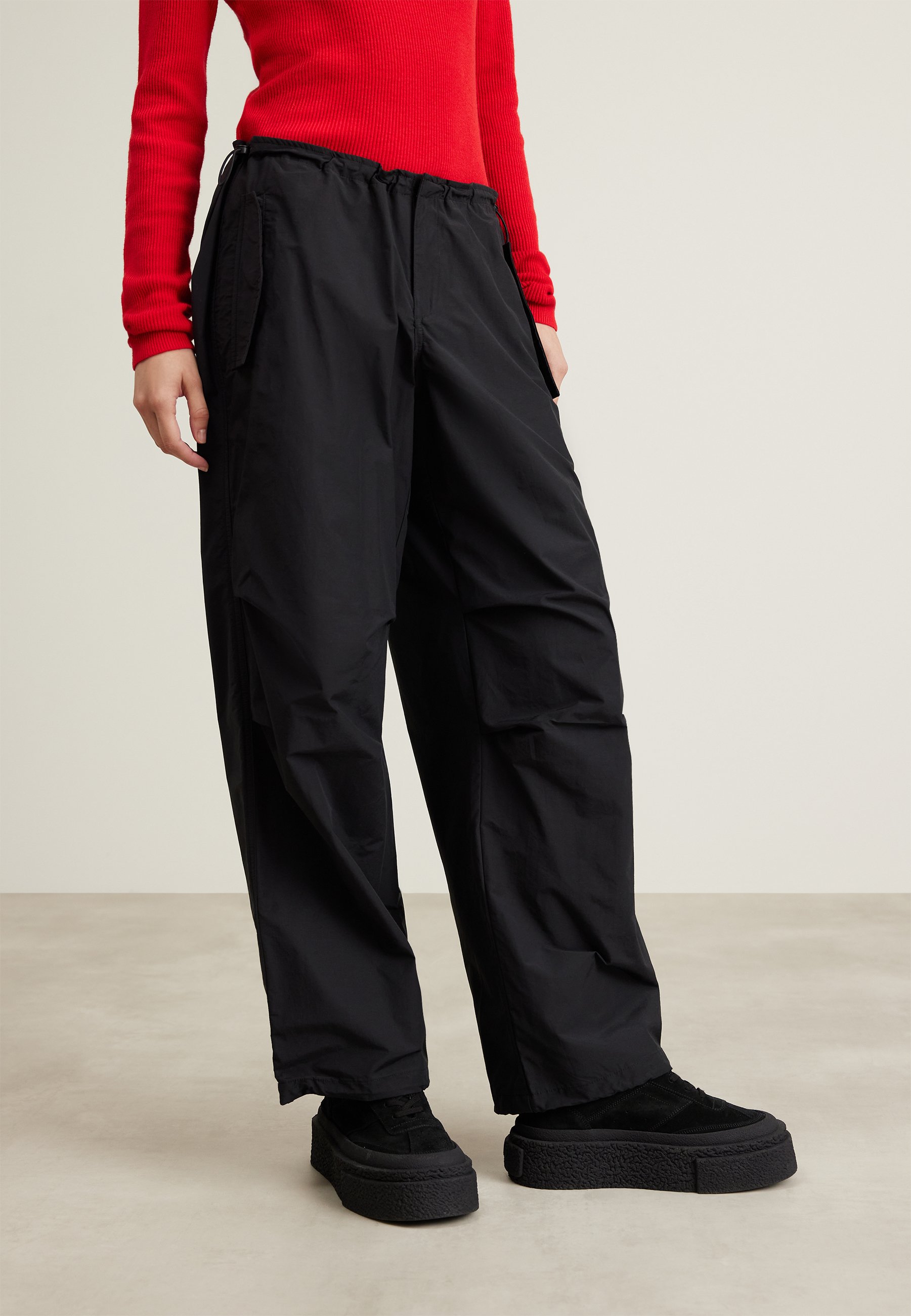 PARACHUTE PANT - Trousers