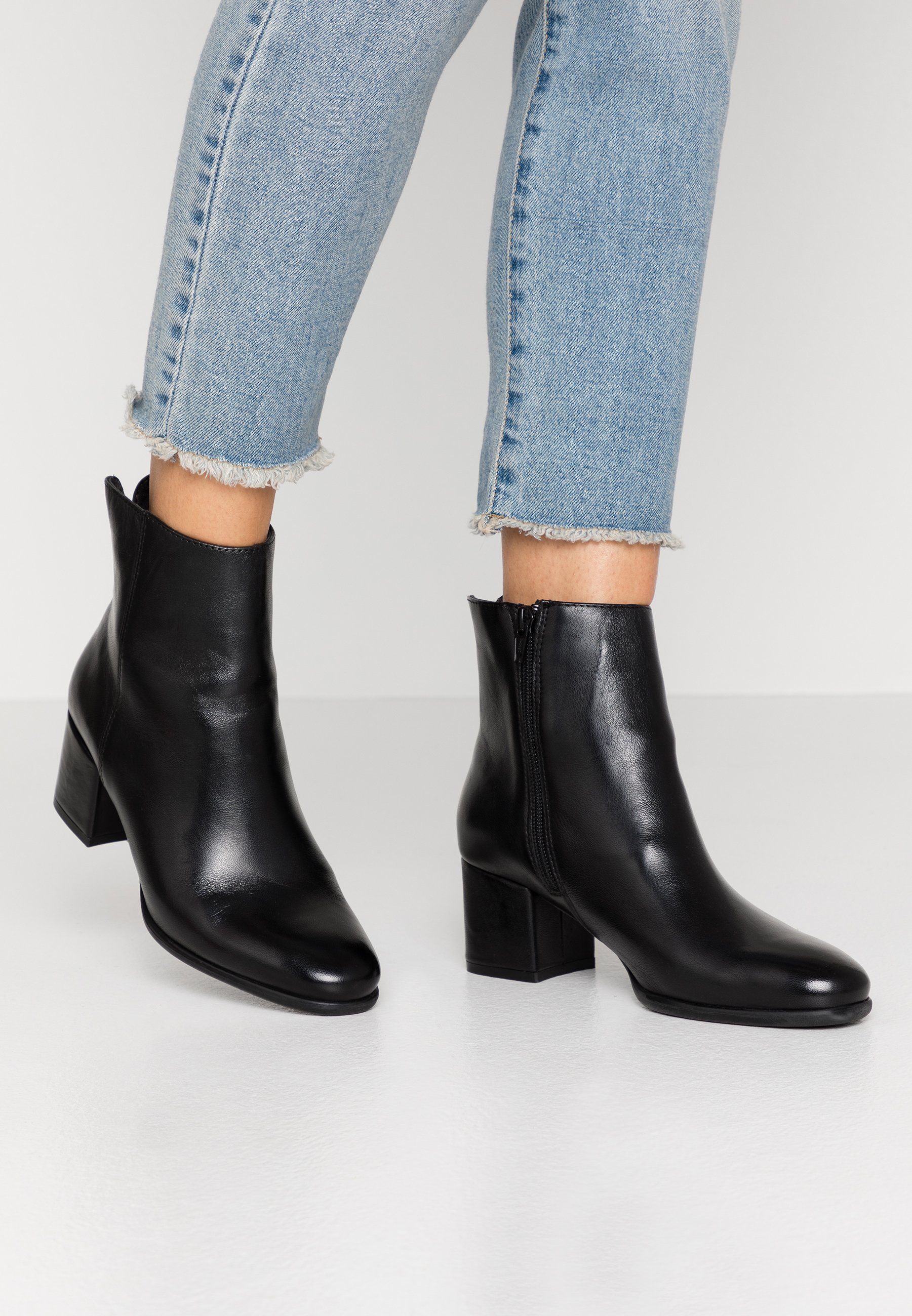 LEATHER- Classic ankle boots