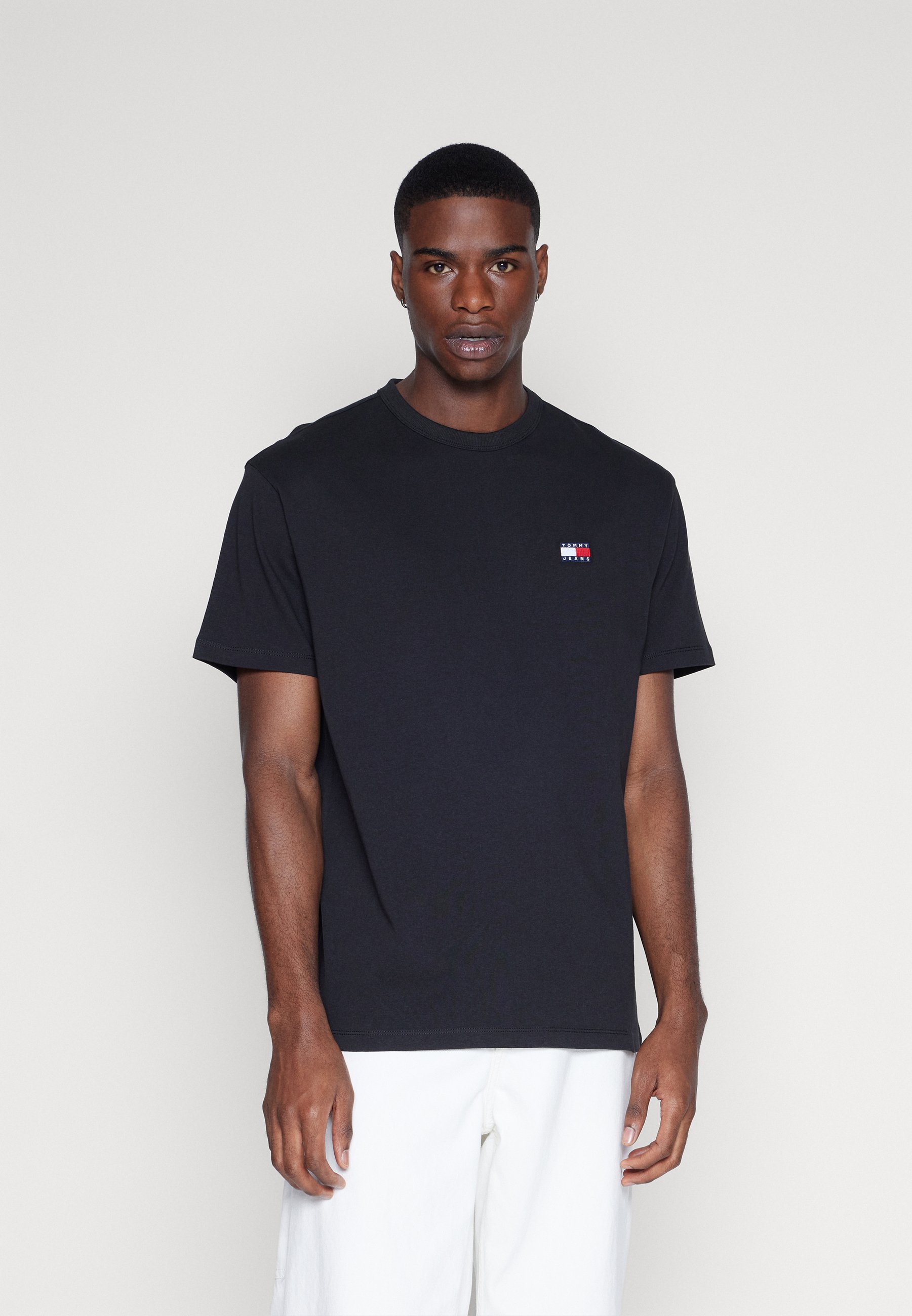 BADGE TEE UNISEX - Basic T-shirt