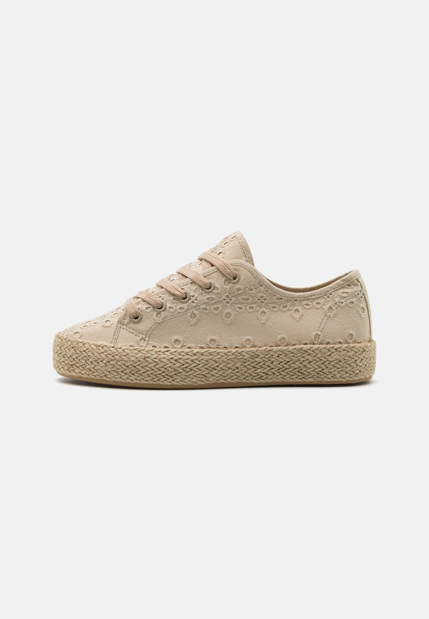 Casual lace-ups