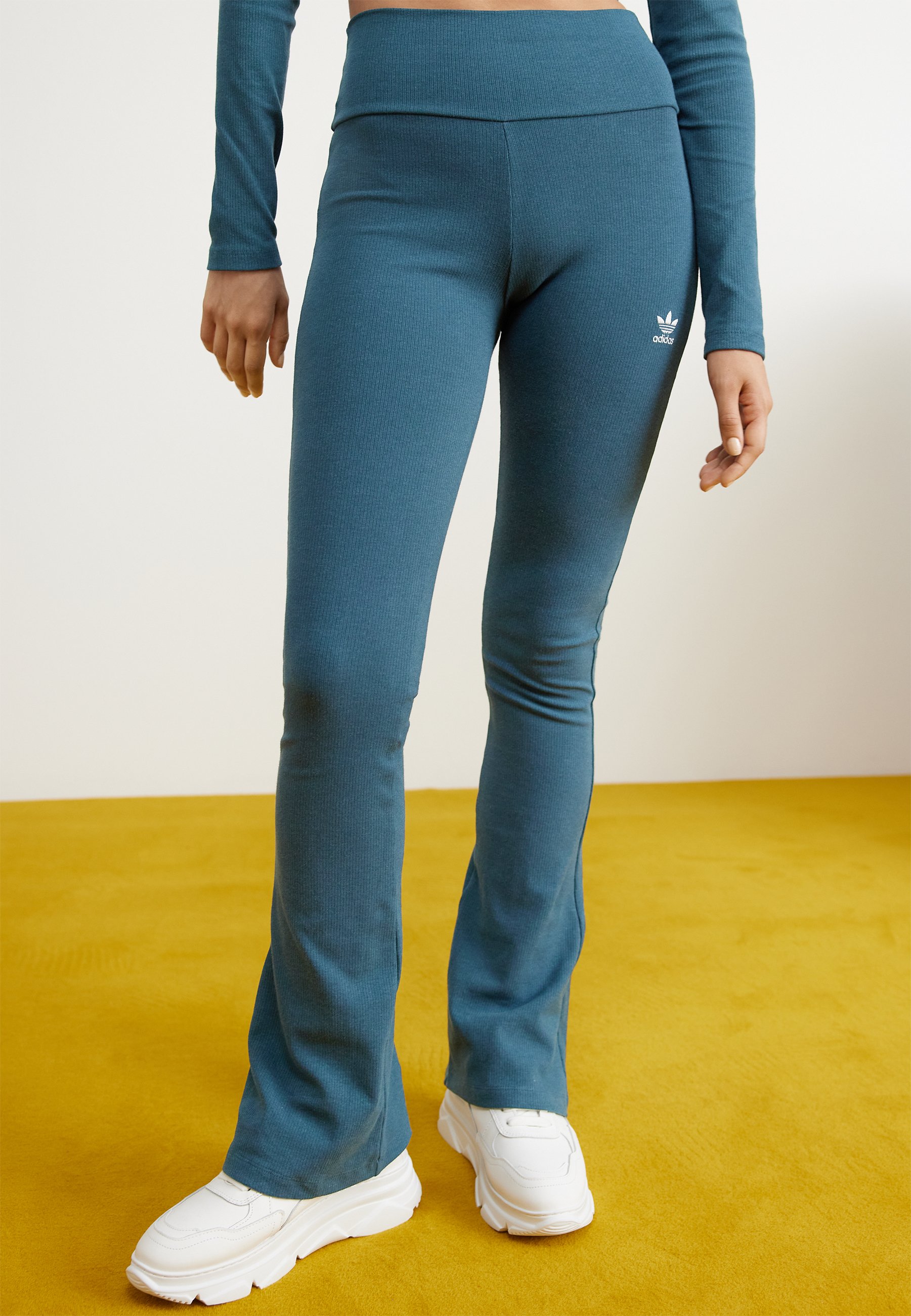 ESSENTIALS FLARED - Leggings - Trousers