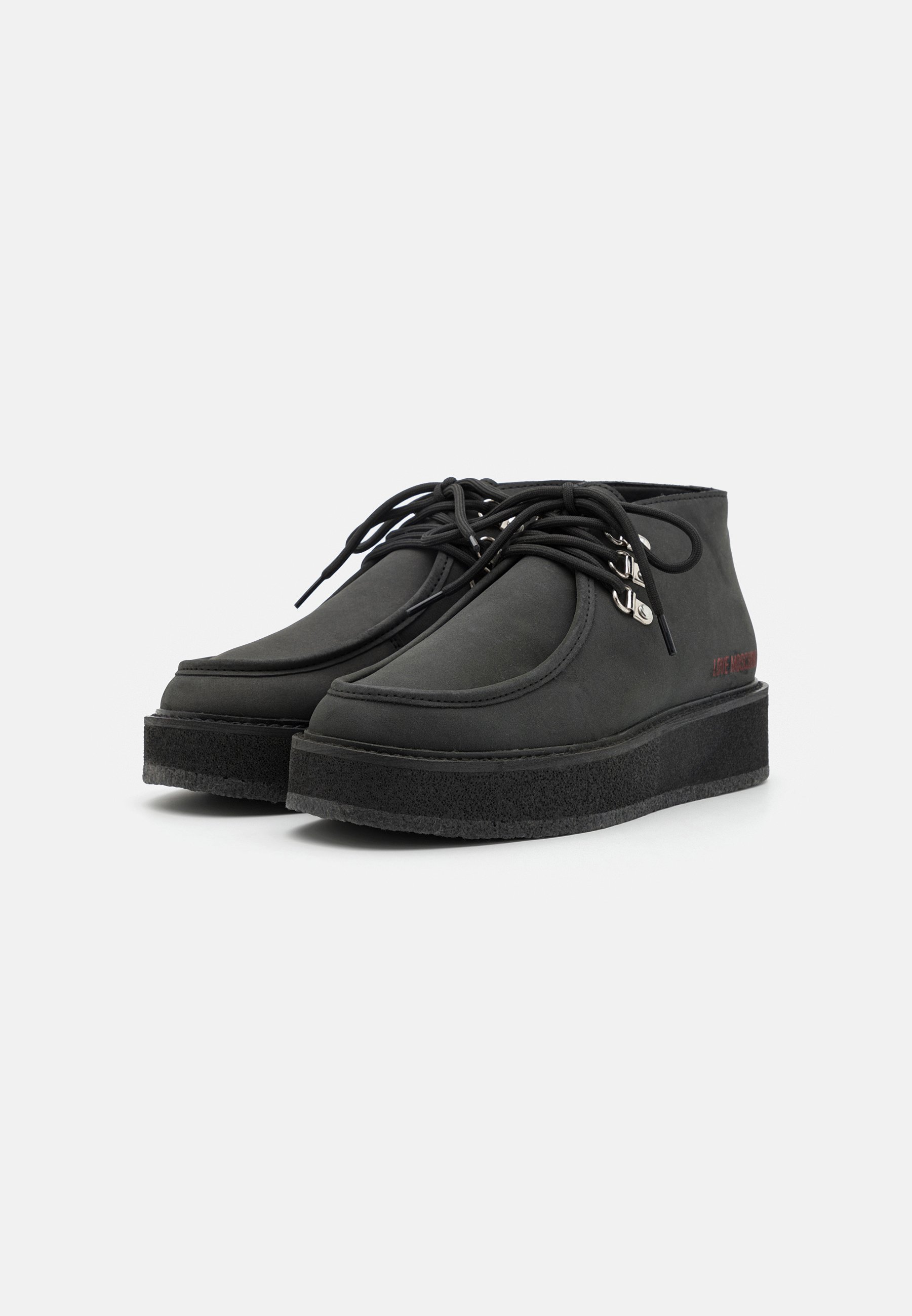 Casual lace-ups