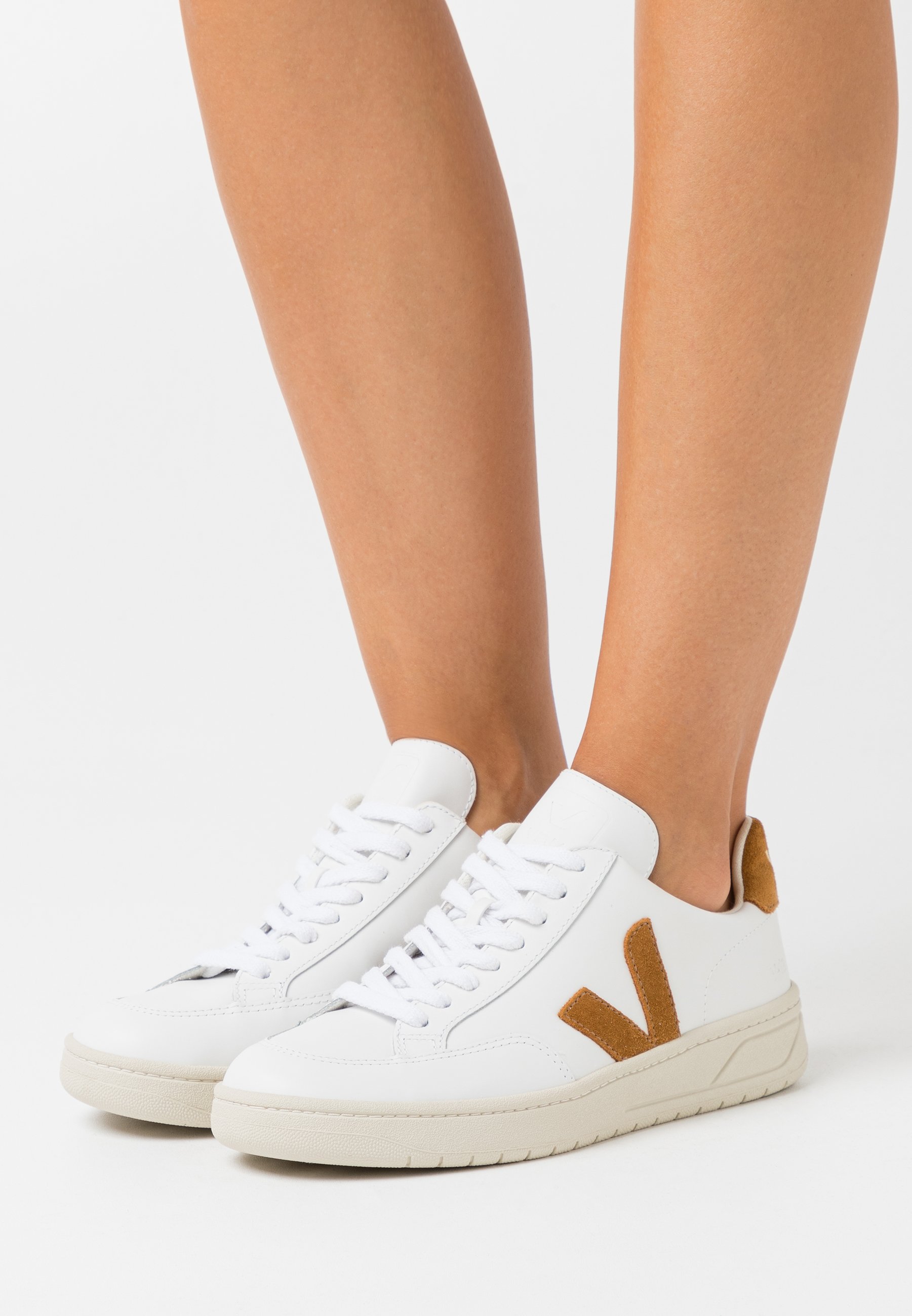 V-12 - Trainers