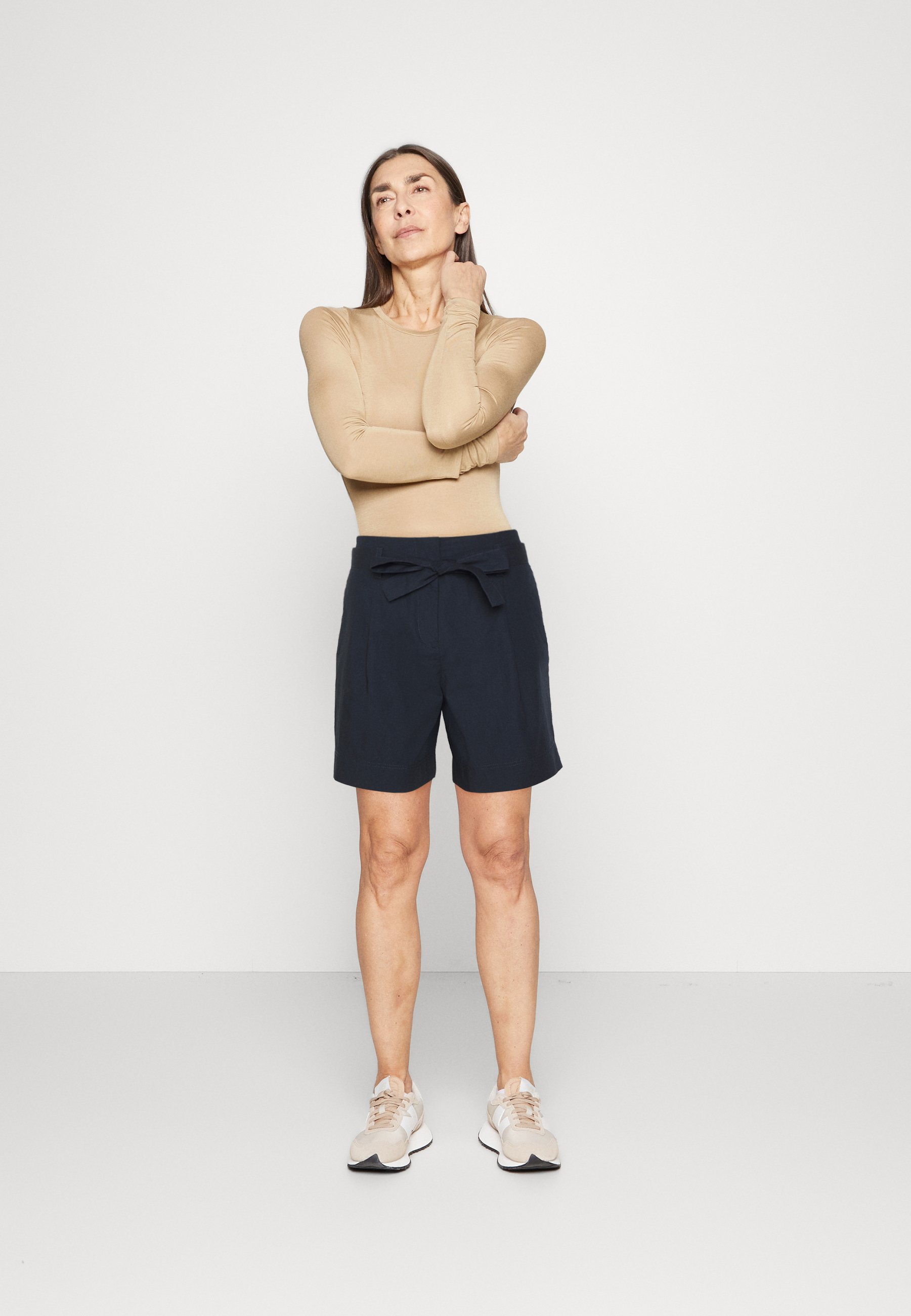 HIGH RISE PLEATS BELT - Shorts