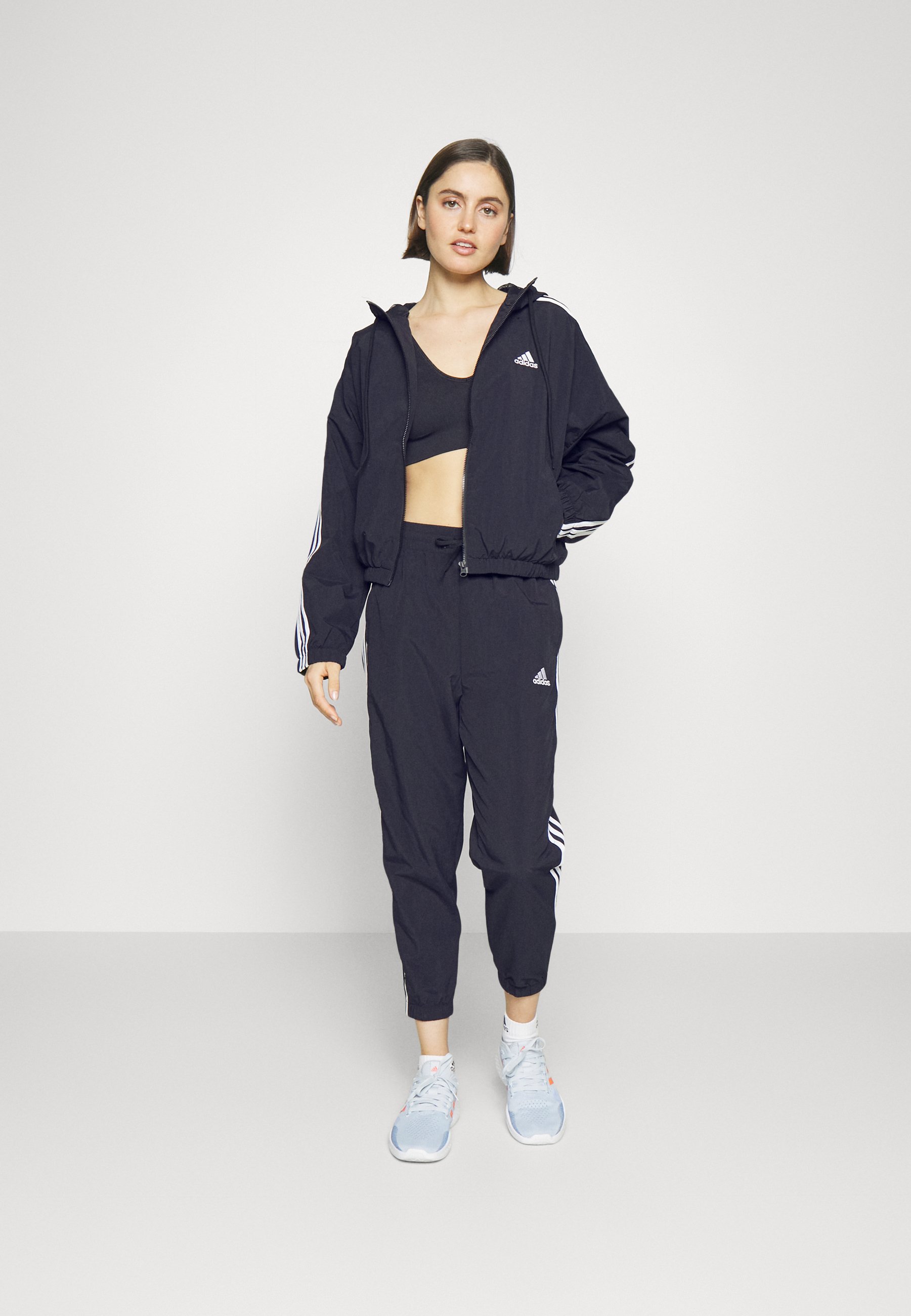 ESSENTIALS WOVEN WINDBREAKER - Training jacket