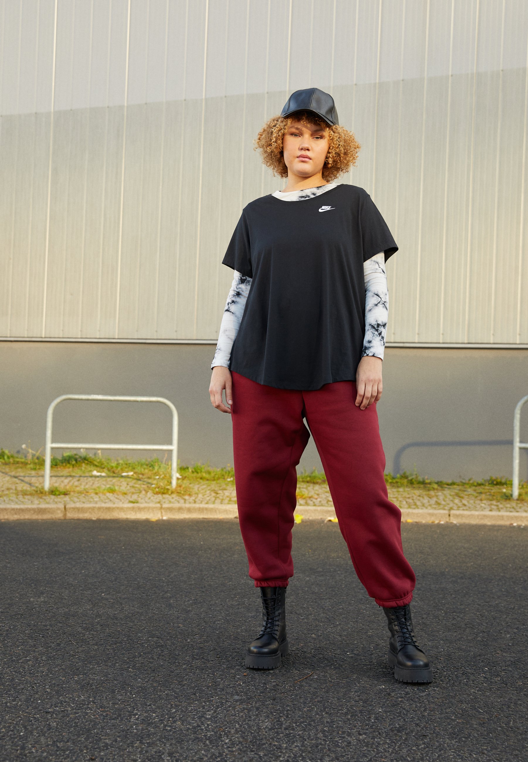 TEE CLUB - Basic T-shirt