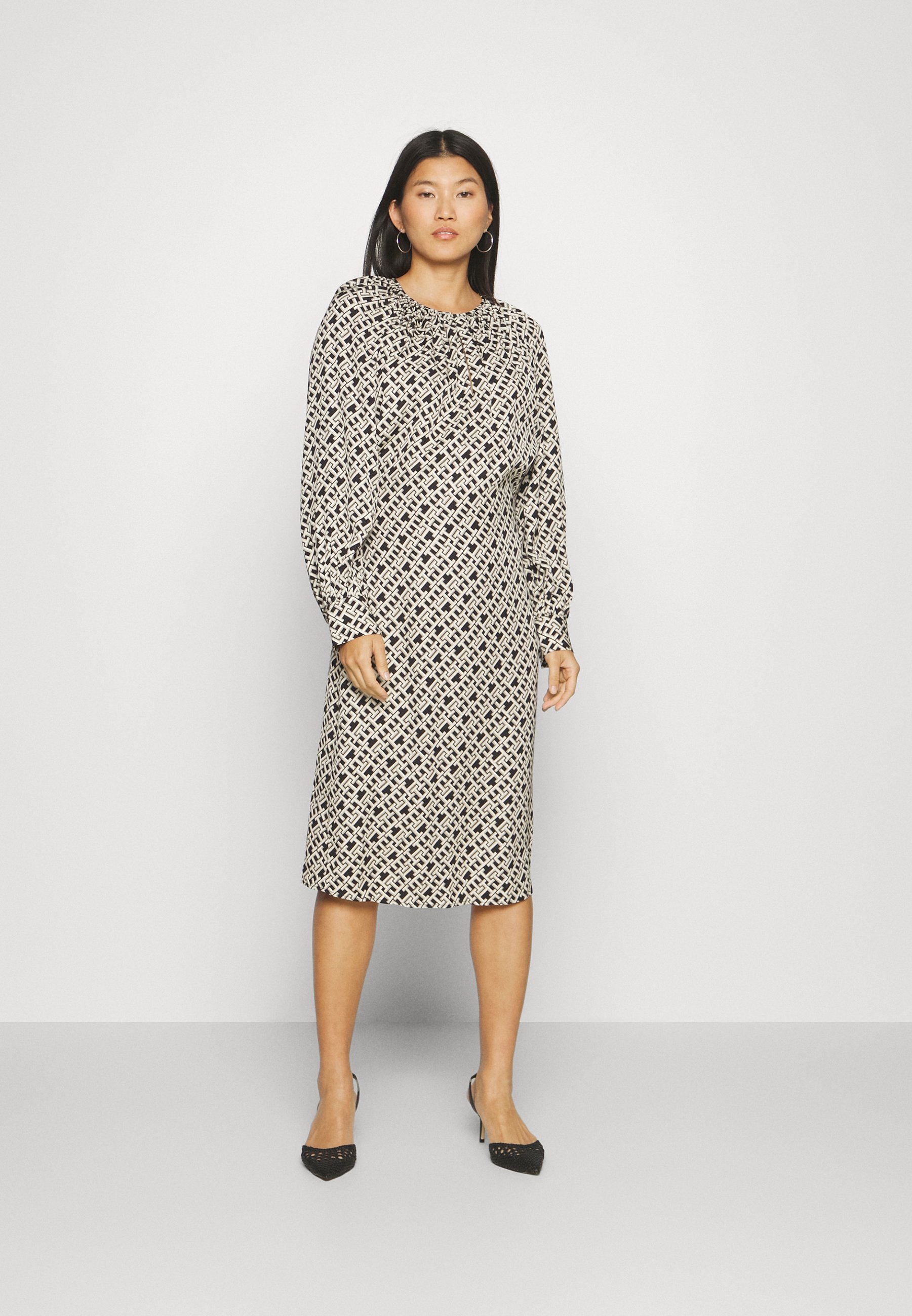 FLUID WAISTED MIDI DRESS - Shift dress