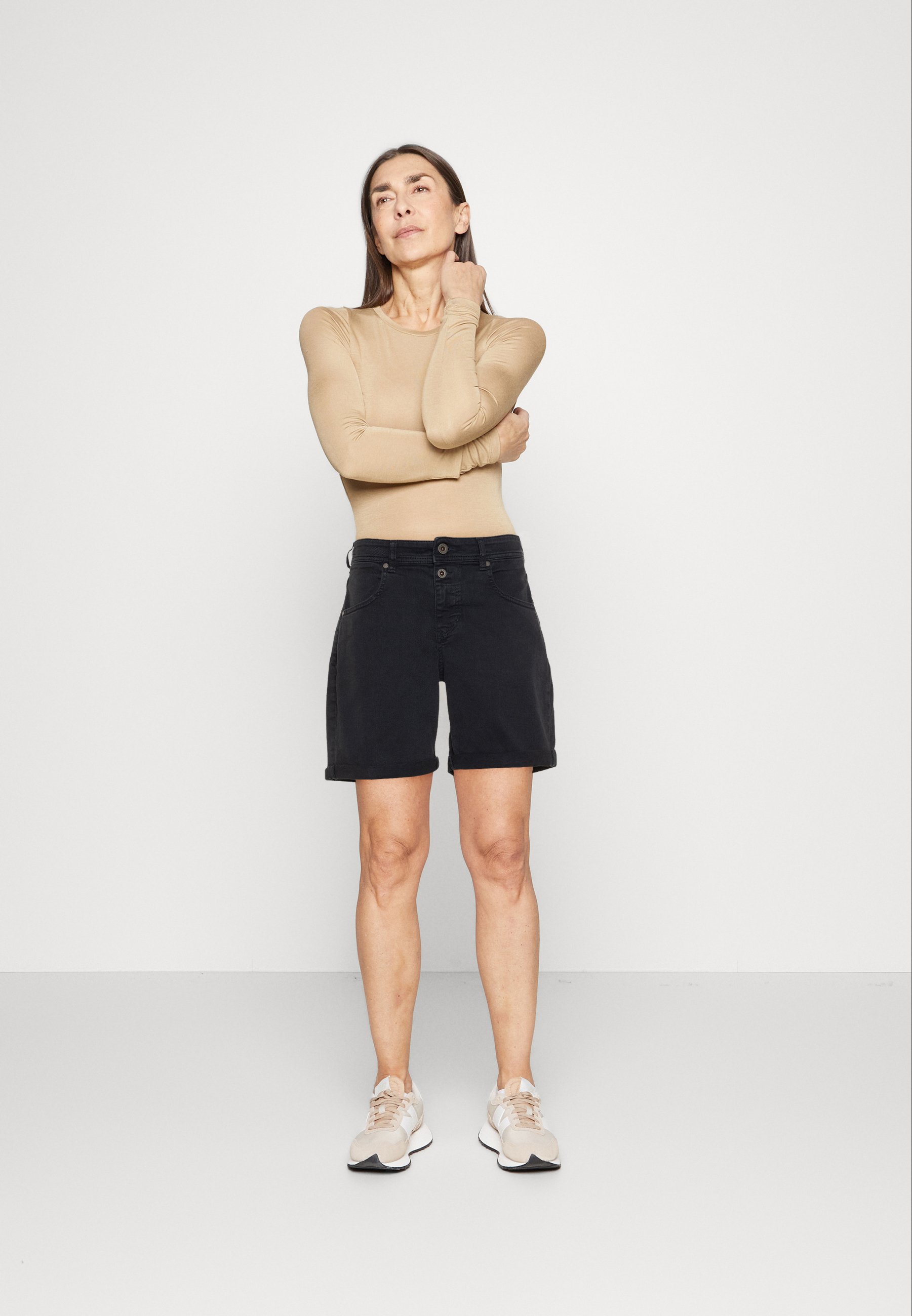 RELAXED FIT REGULAR WAIST MID LENGTH TURN - Denim shorts