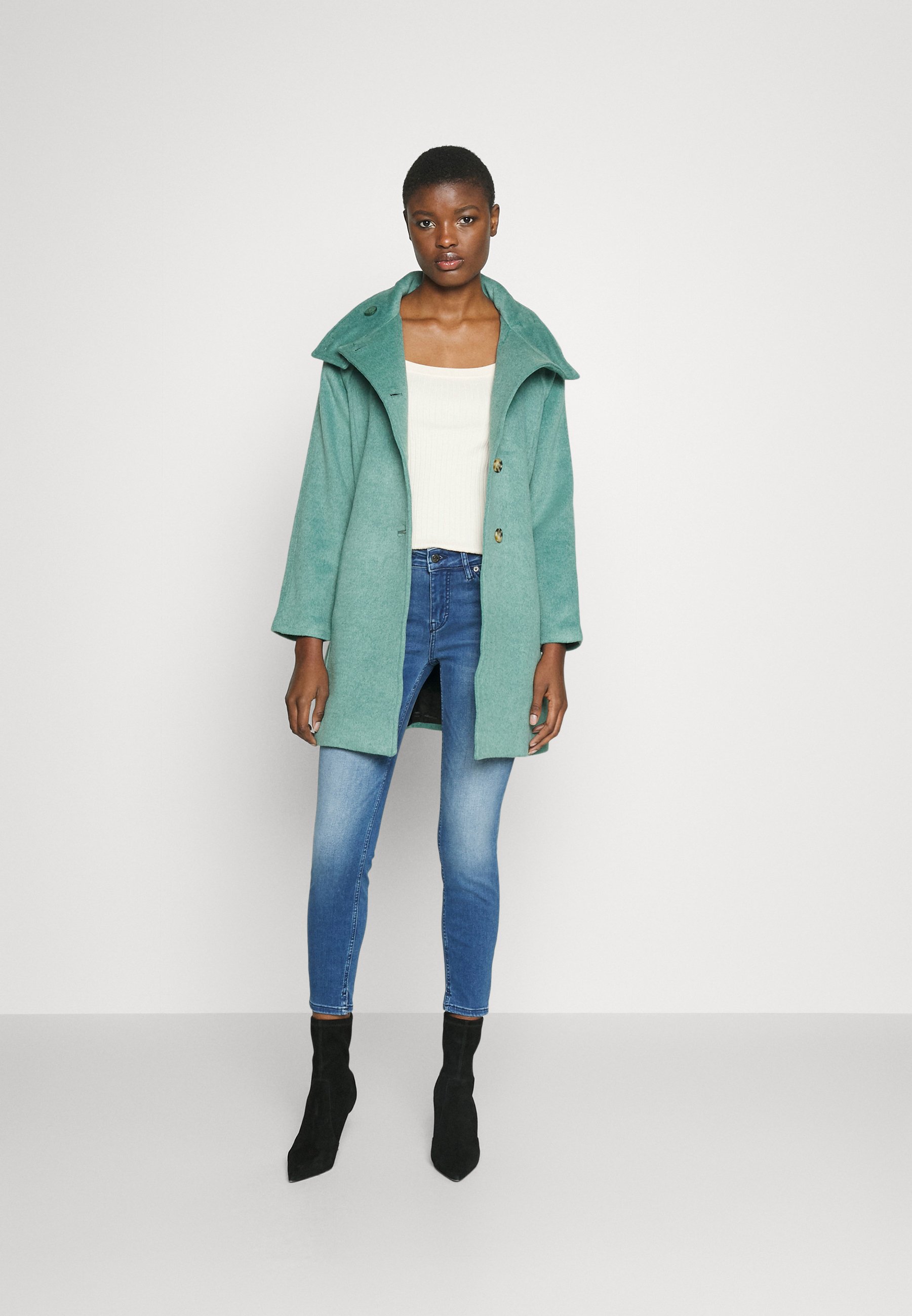 CATARINA ILESA COAT - Short coat