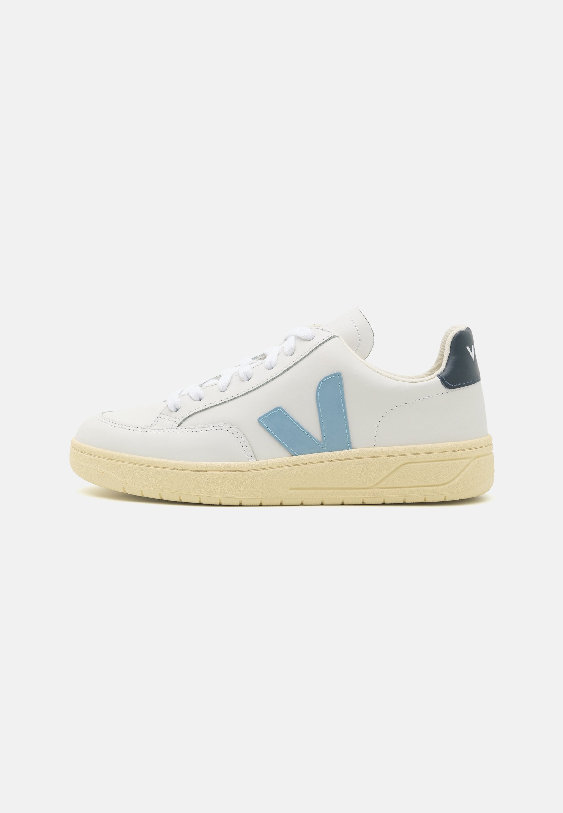 V-12 - Trainers