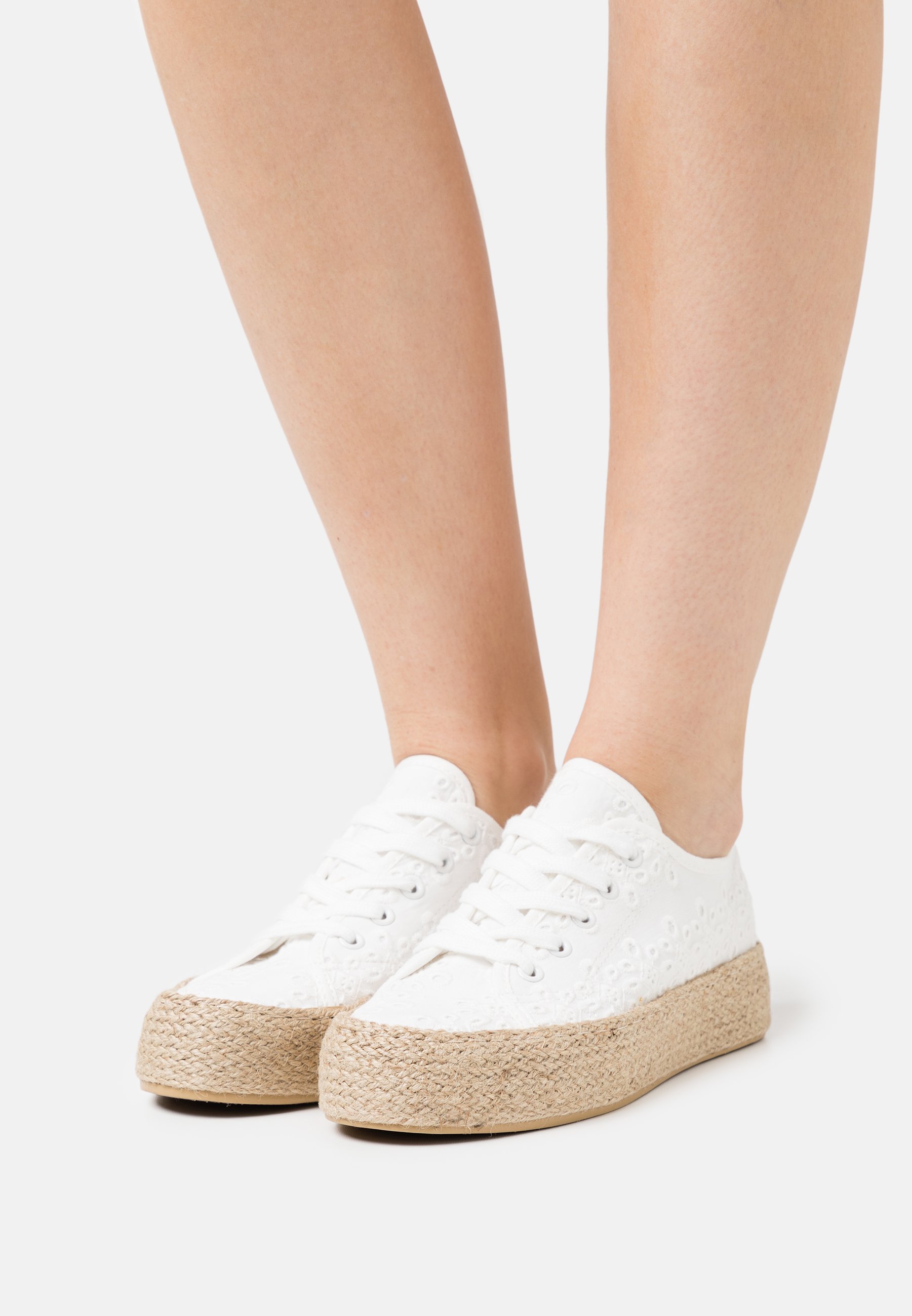 Casual lace-ups