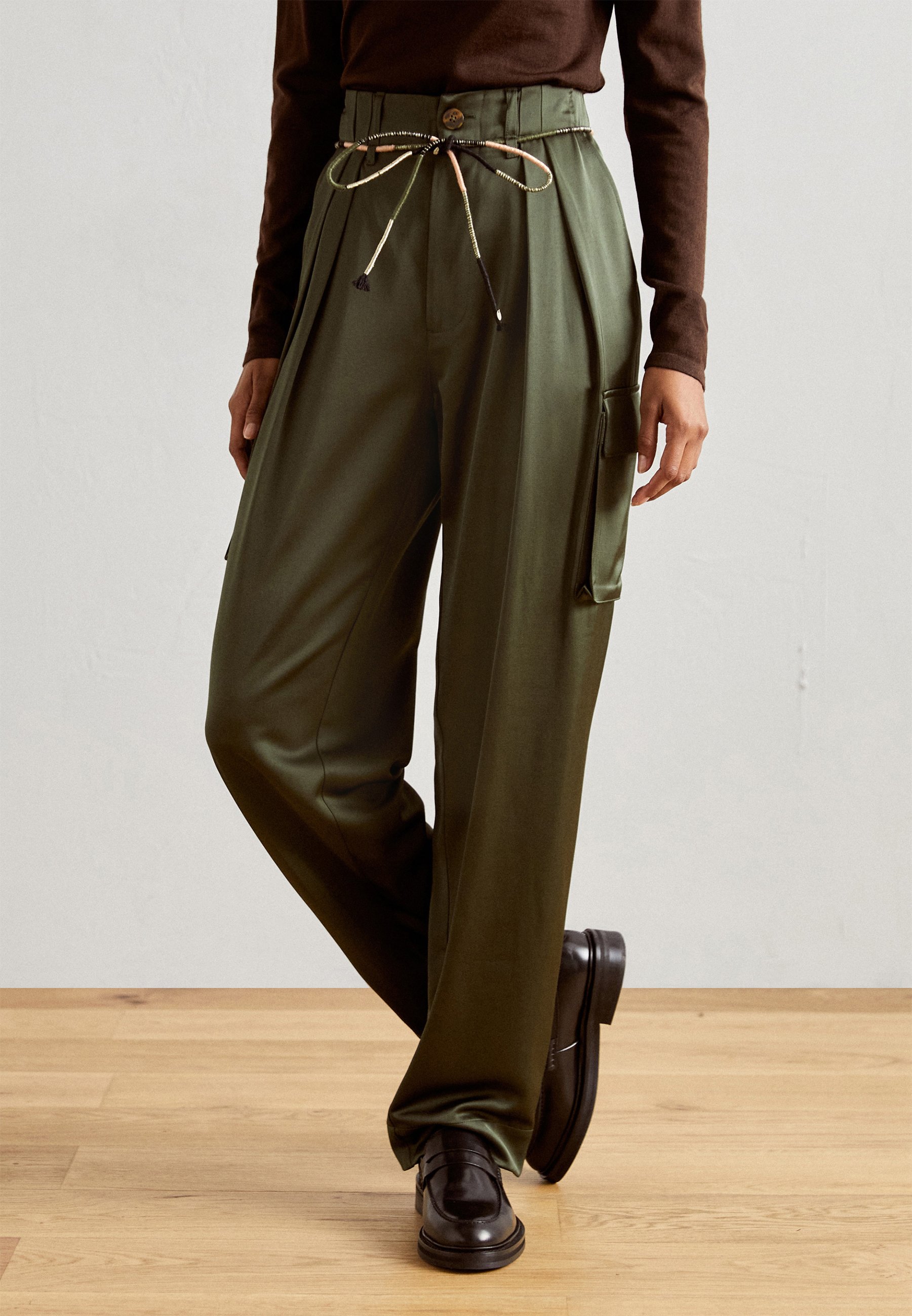 HIGH RISE RELAXED TAPERED LEG BAG UTILITY PANT - Trousers