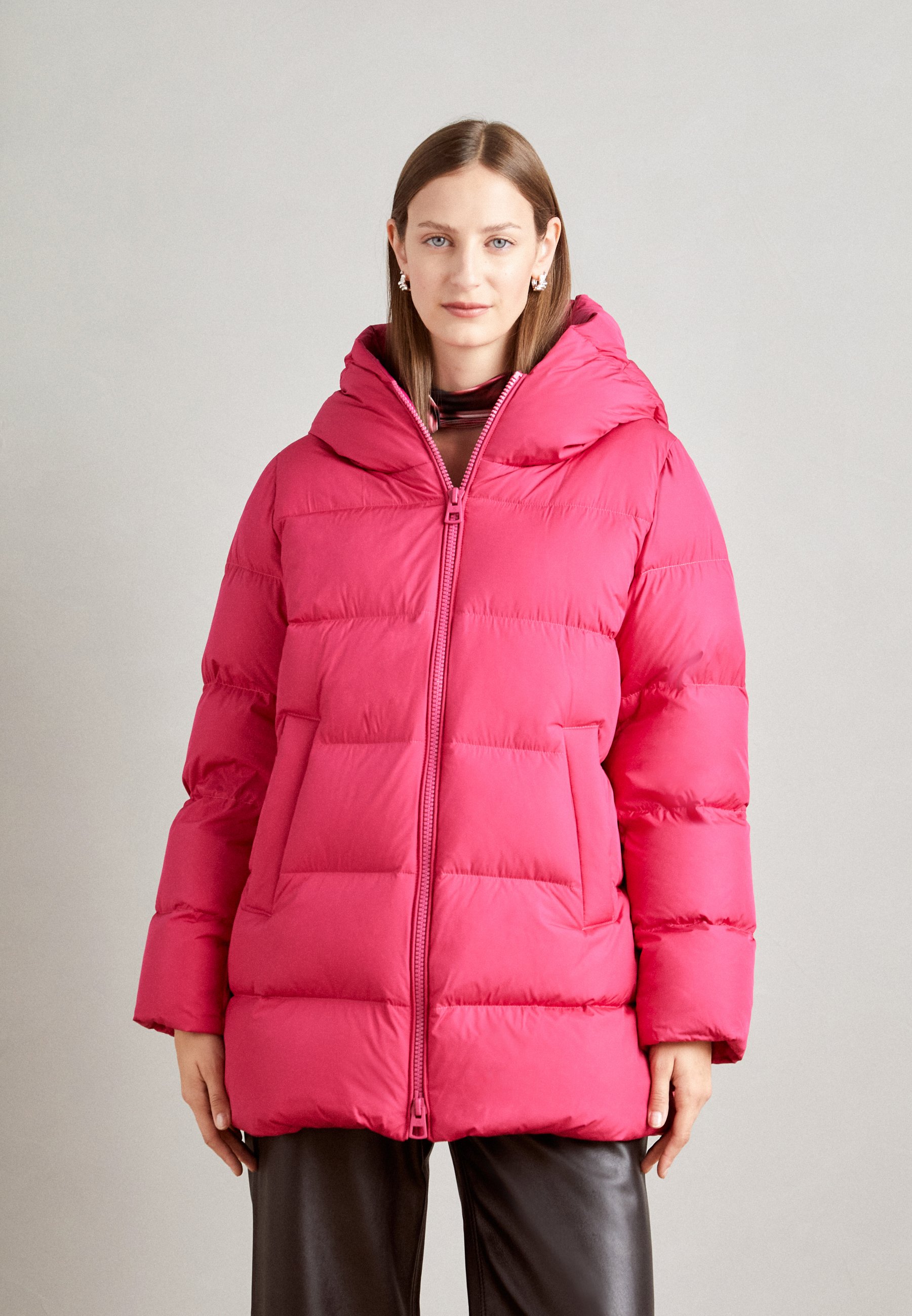 JACKET MIDDLE LENGTH FIXED HOOD WELT POCKETS - Down coat