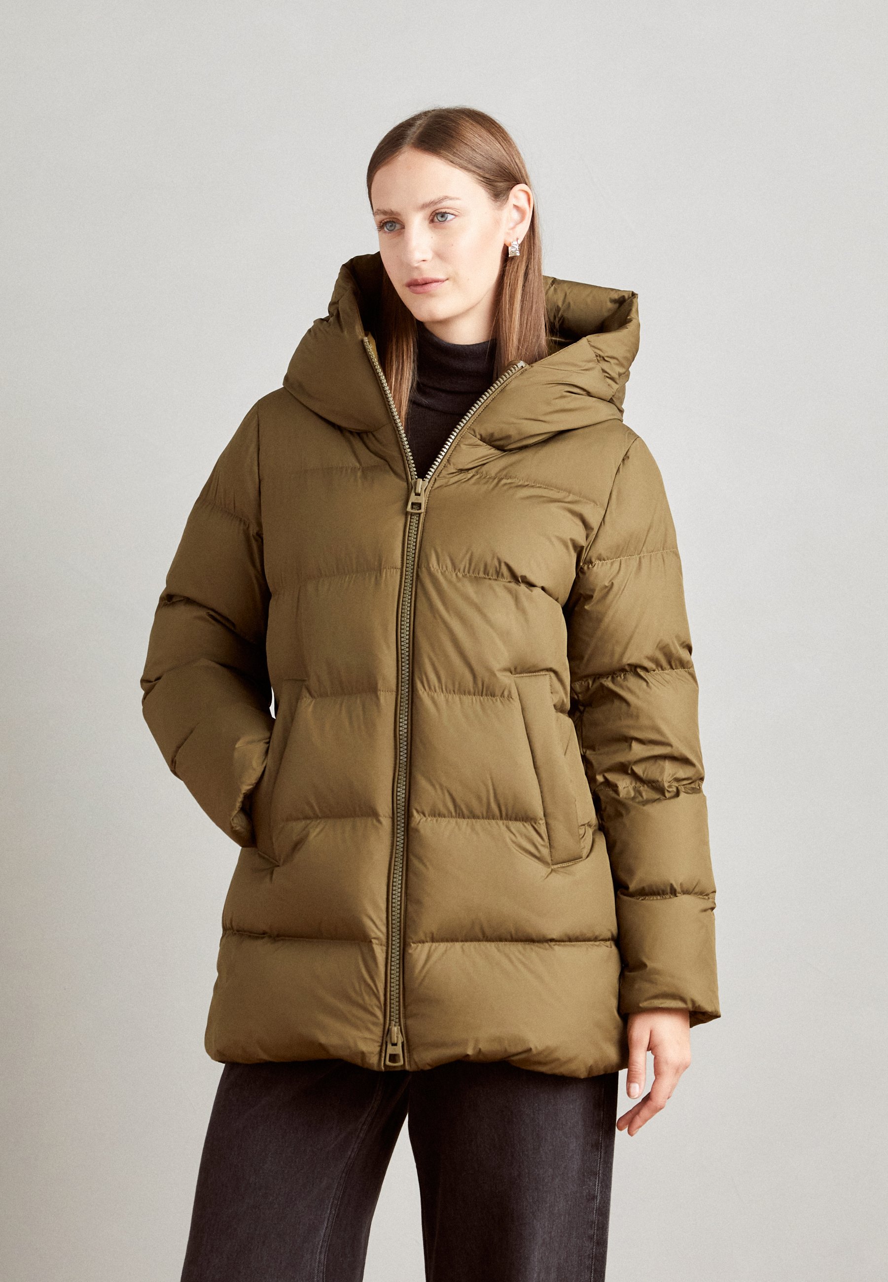 JACKET MIDDLE LENGTH FIXED HOOD WELT POCKETS - Down coat