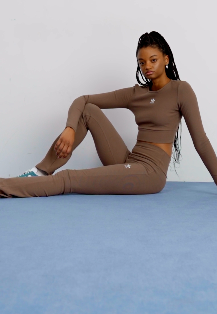 ESSENTIALS FLARED - Leggings - Trousers