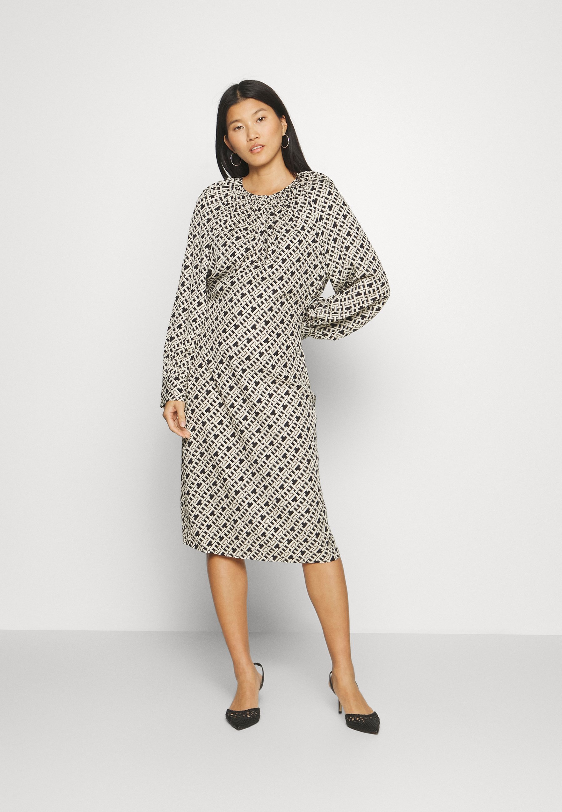 FLUID WAISTED MIDI DRESS - Shift dress