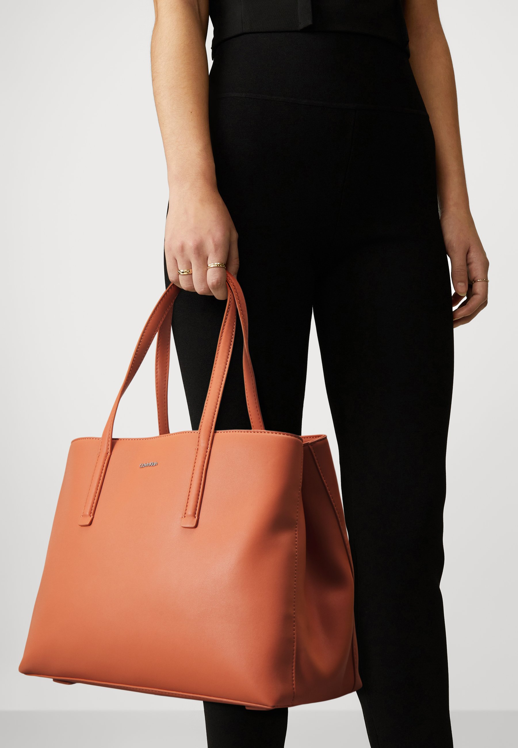 MUST TOTE - Handbag