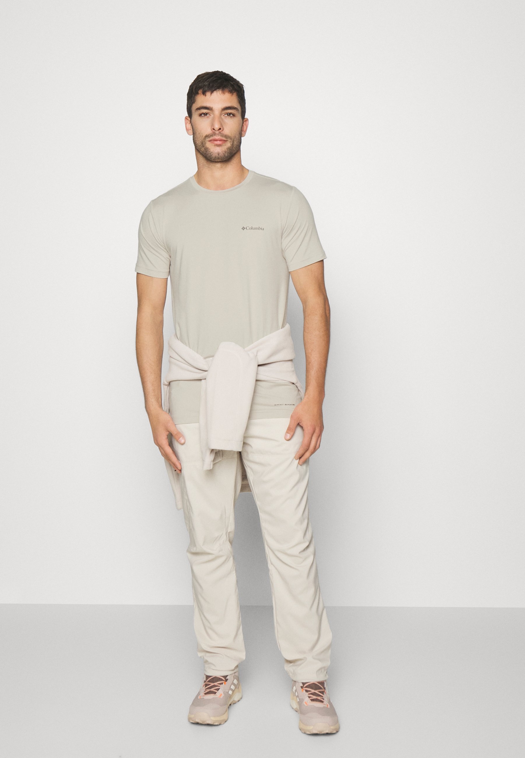 TECH TRAIL™ GRAPHIC TEE - Sports T-shirt