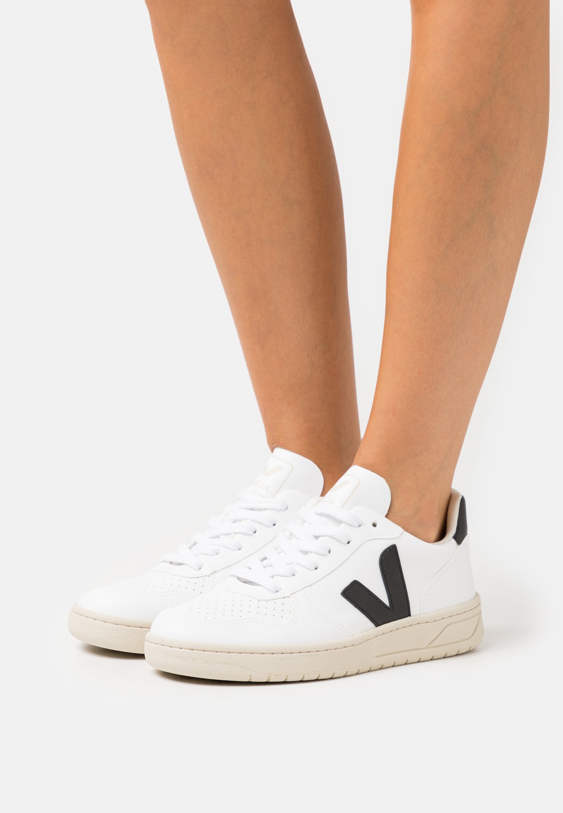 V-10 - Trainers