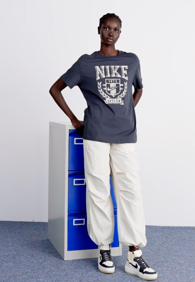 W NSW TEE BF VRSTY - Print T-shirt
