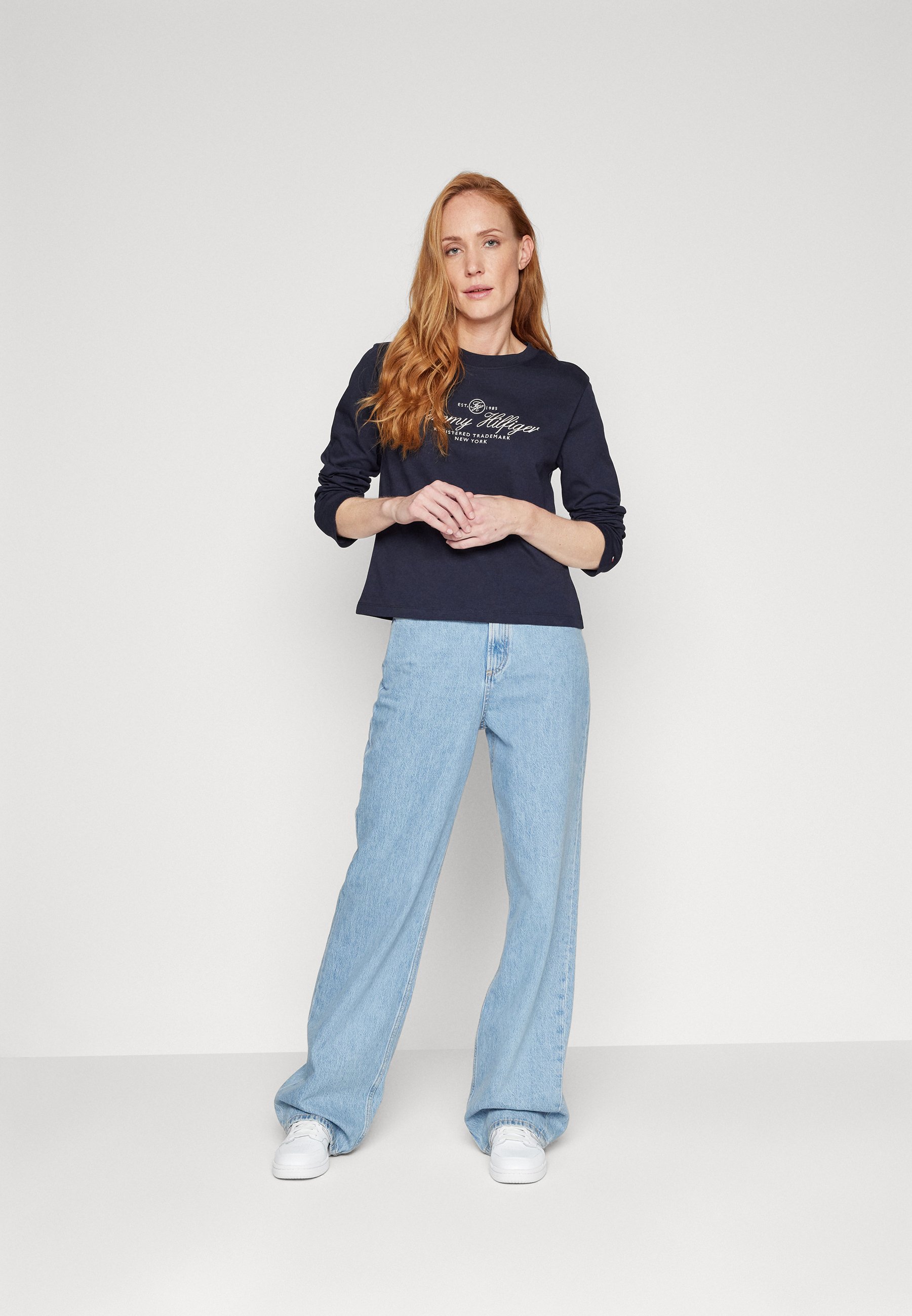 SCRIPT C-NECK - Long sleeved top