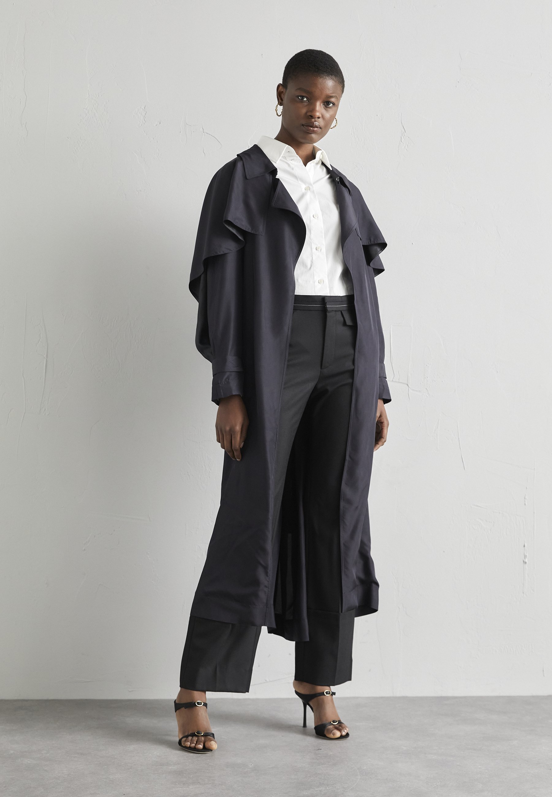 PLEATED BACK FLUID - Trenchcoat