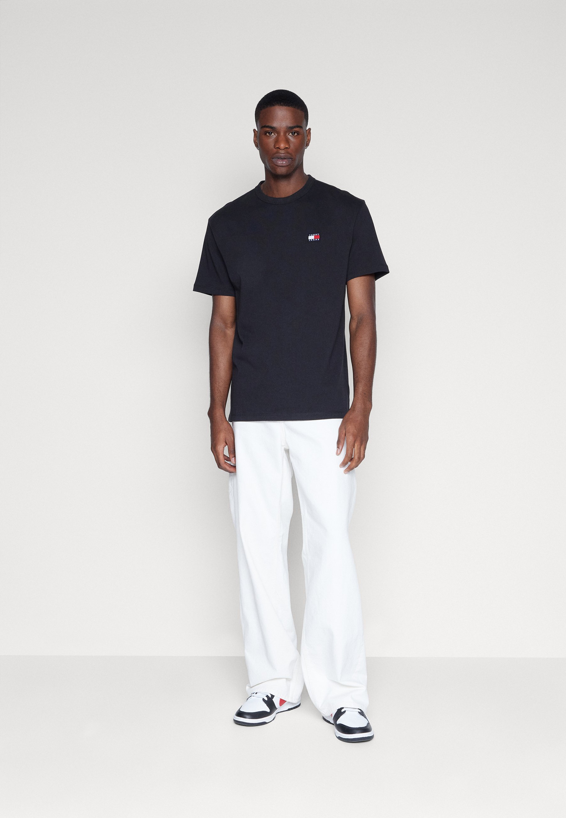 BADGE TEE UNISEX - Basic T-shirt