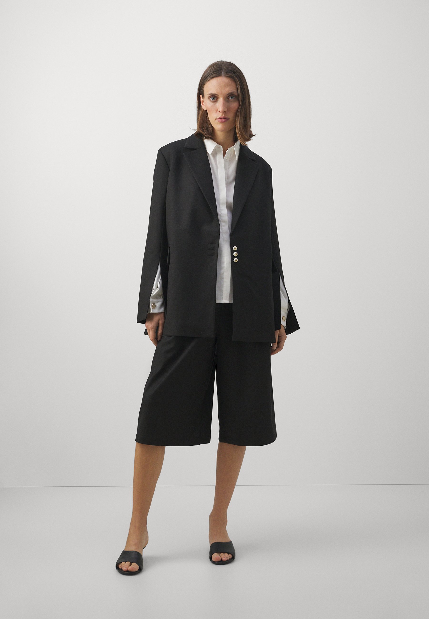 TAILORED BERMUDA - Shorts