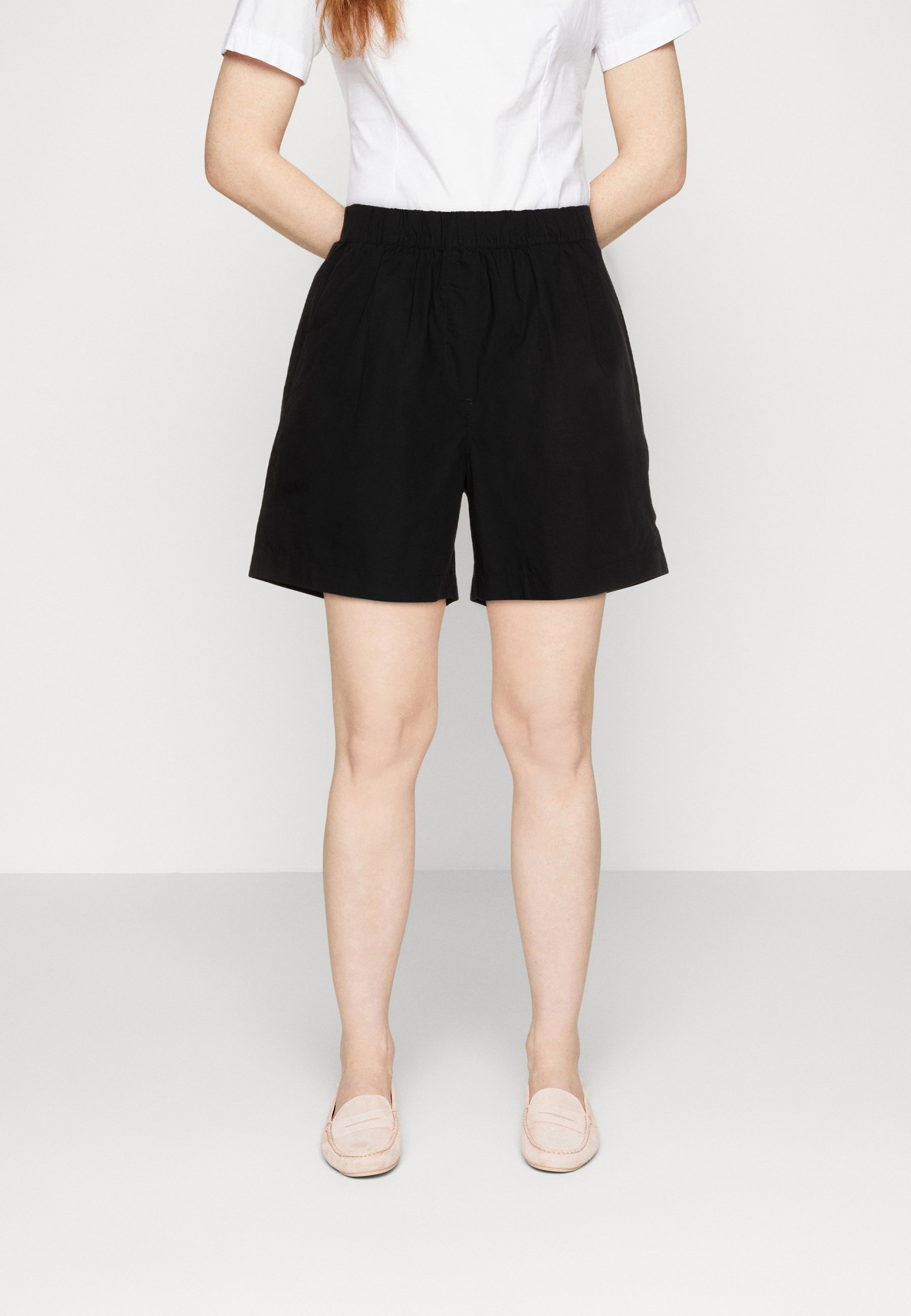 ESSENTIAL ELASTIC WAIST PLEATS FRENCH POCKETS - Shorts