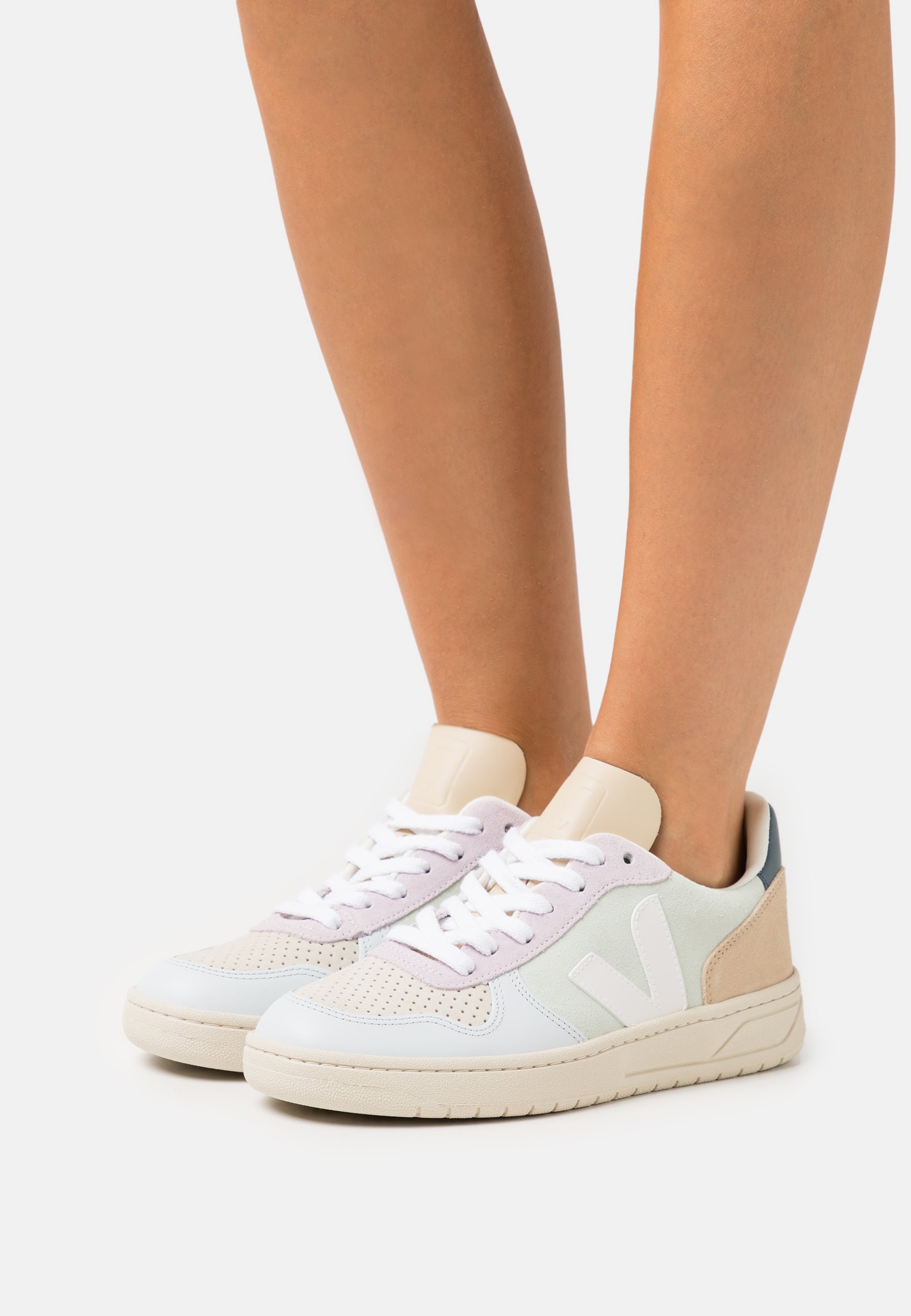 V-10 - Trainers