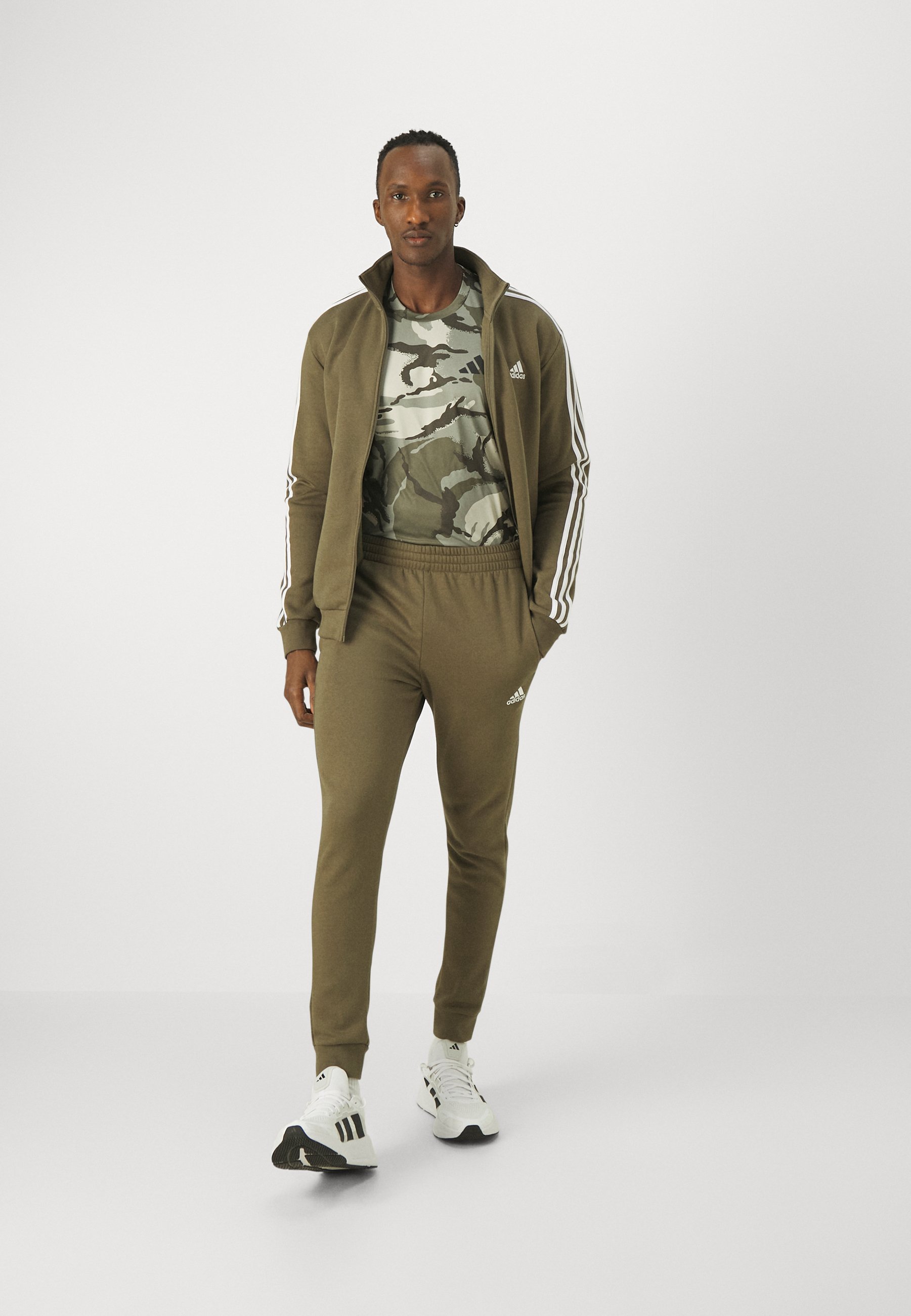 TRAIN ESSENTIAL SEASONAL TEE - Print T-shirt