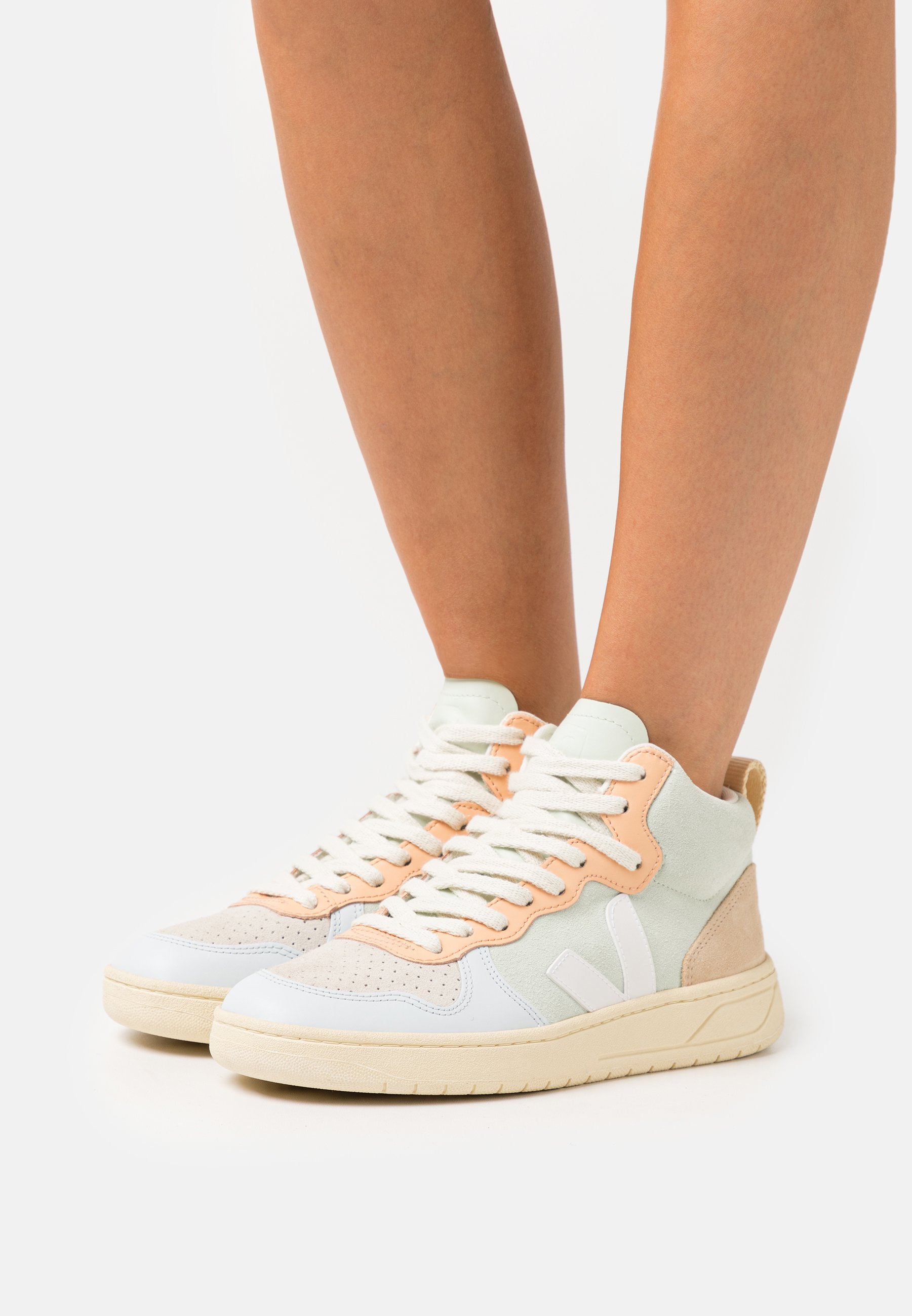V 15 - High-top trainers