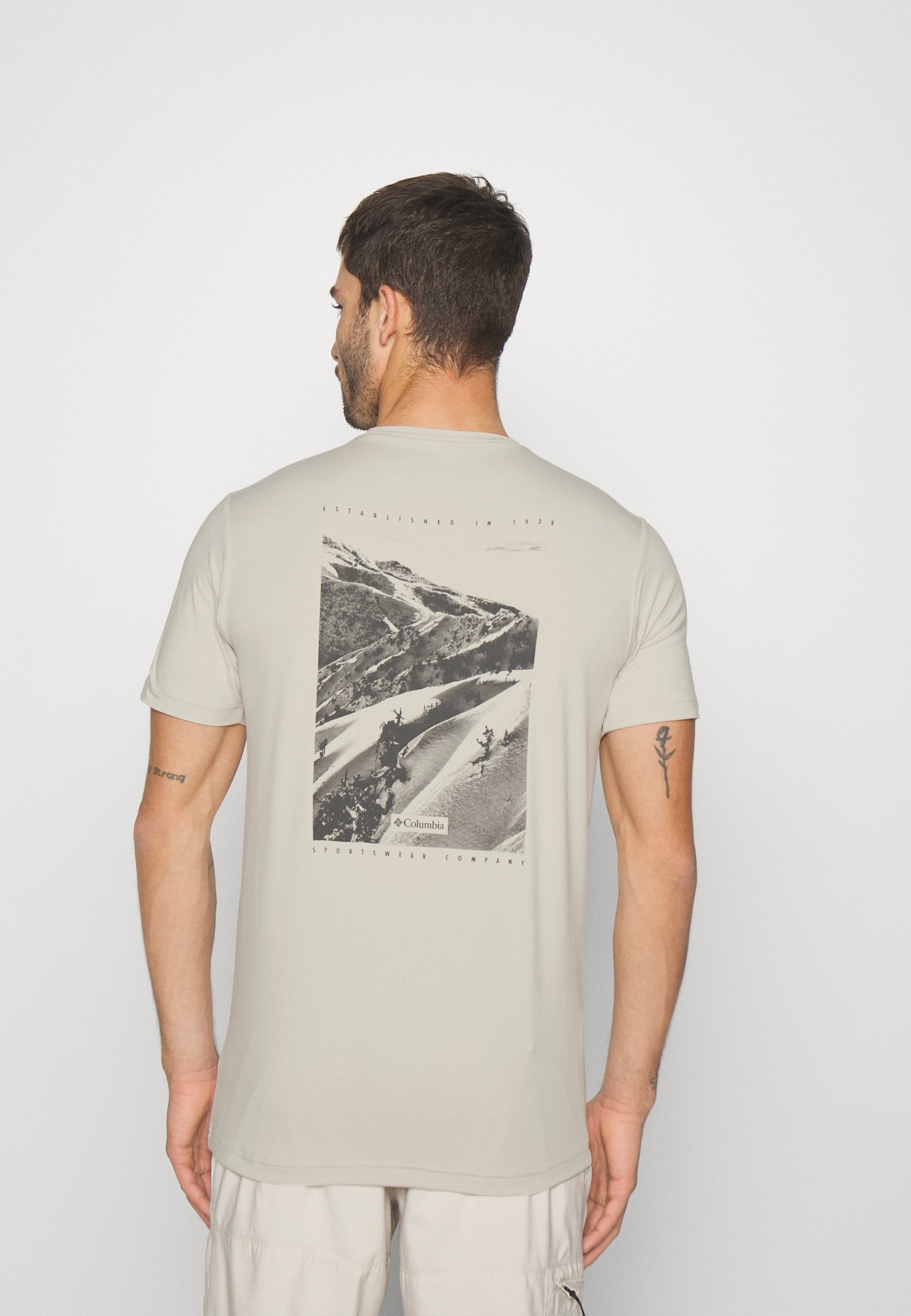 TECH TRAIL™ GRAPHIC TEE - Sports T-shirt